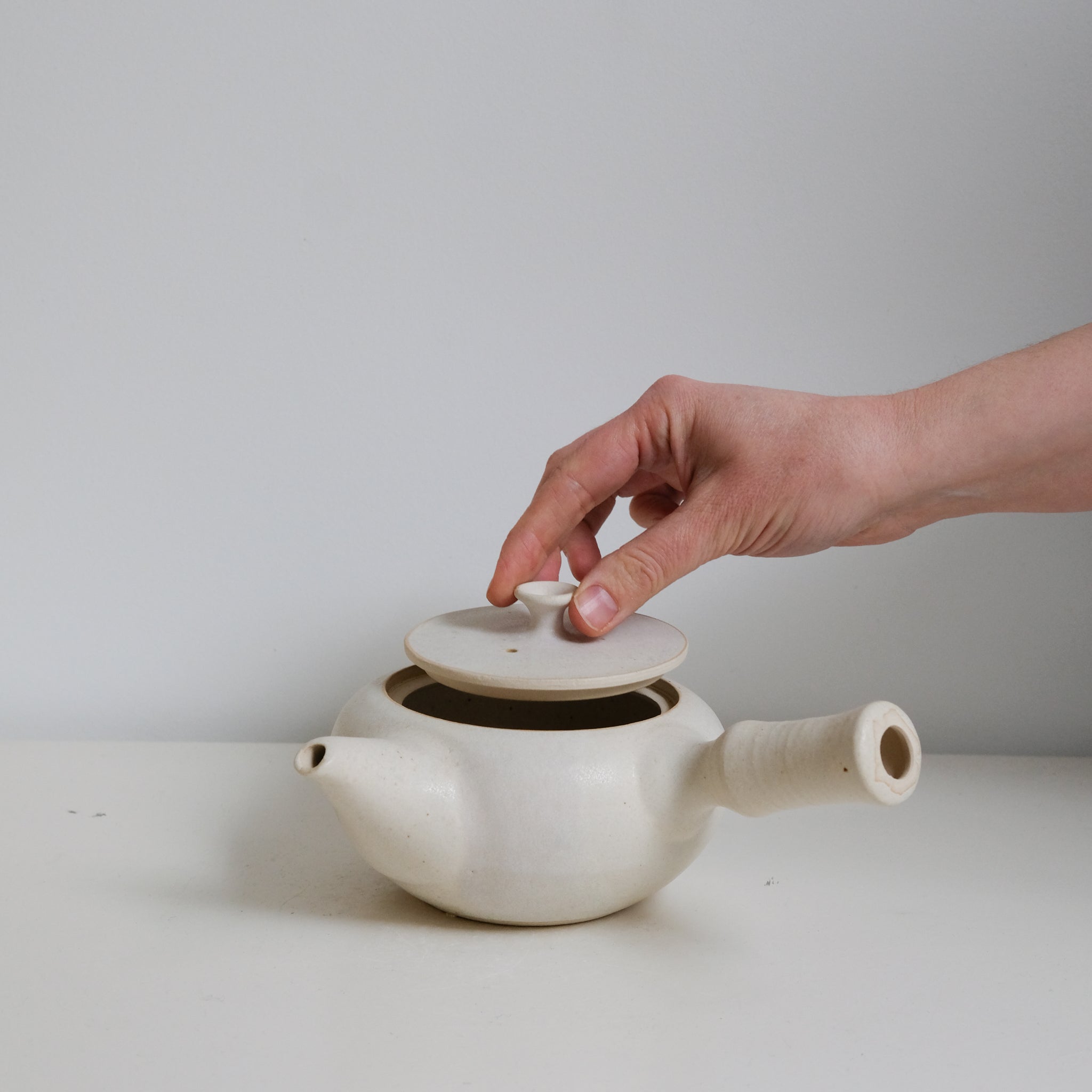 Set Théière(500ml) + 2 tasses(125ml) en grès - blanc beige de Louise Traon chez Brutal Ceramics