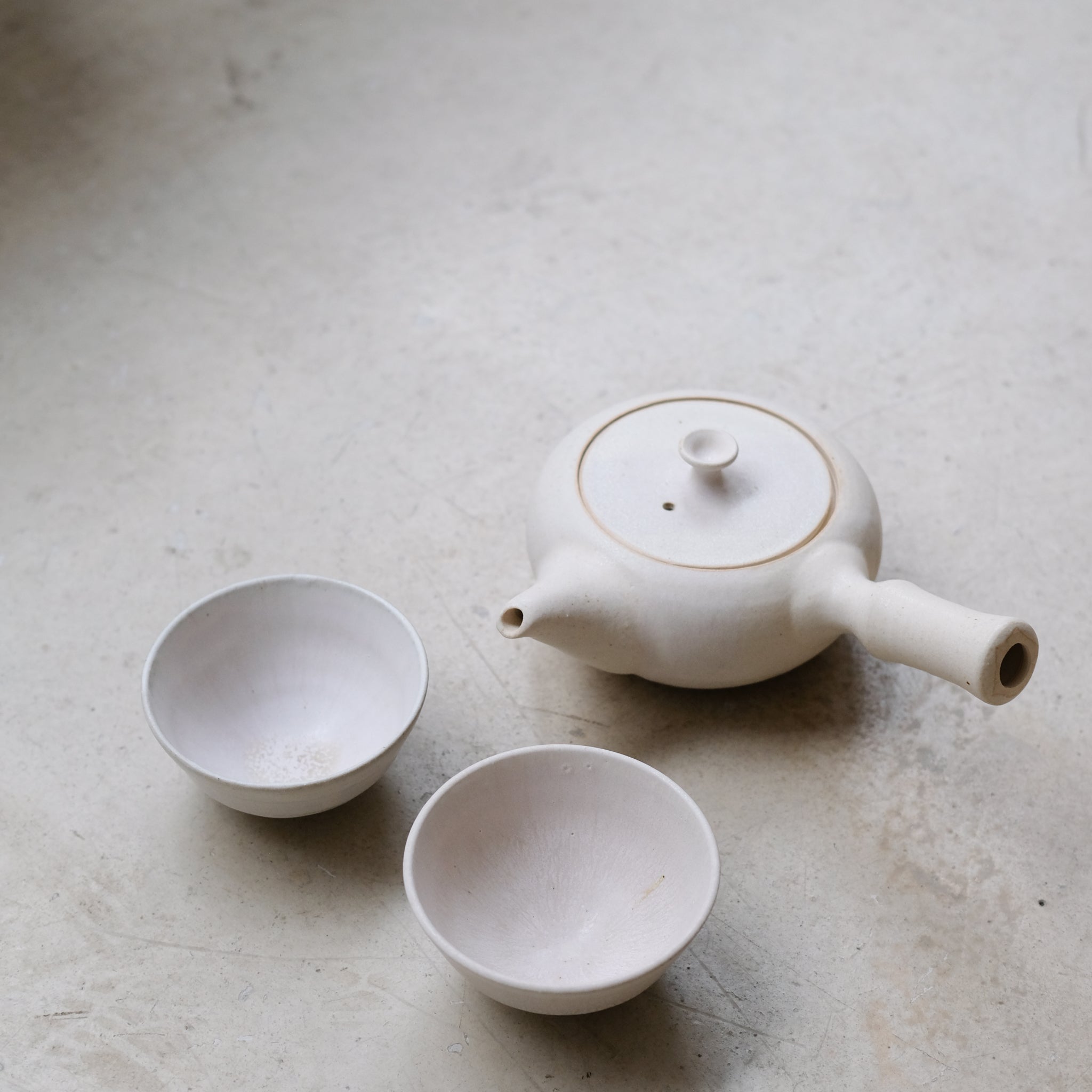 Set Théière(500ml) + 2 tasses(125ml) en grès - blanc beige de Louise Traon chez Brutal Ceramics