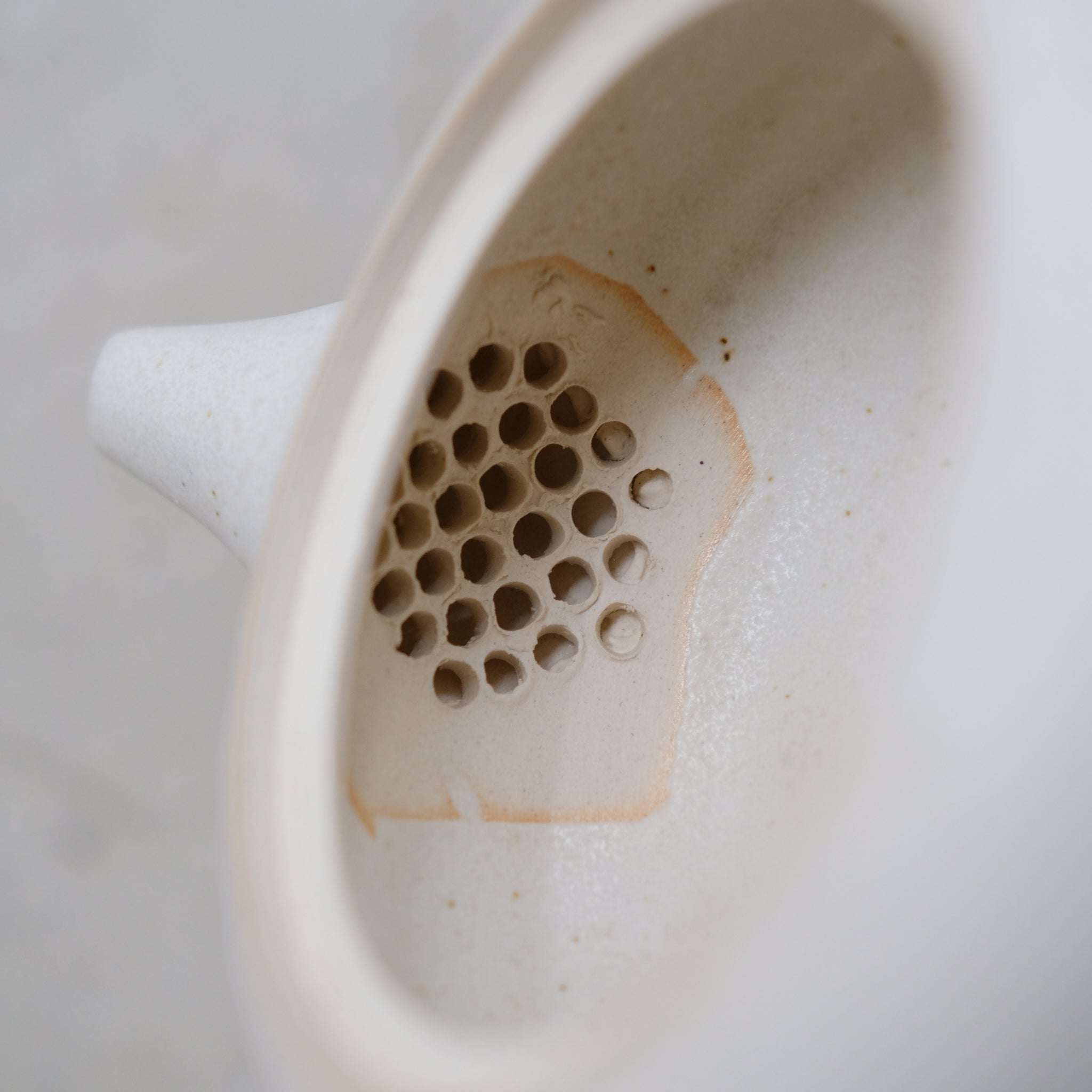 Set Théière(500ml) + 2 tasses(125ml) en grès - blanc beige de Louise Traon chez Brutal Ceramics
