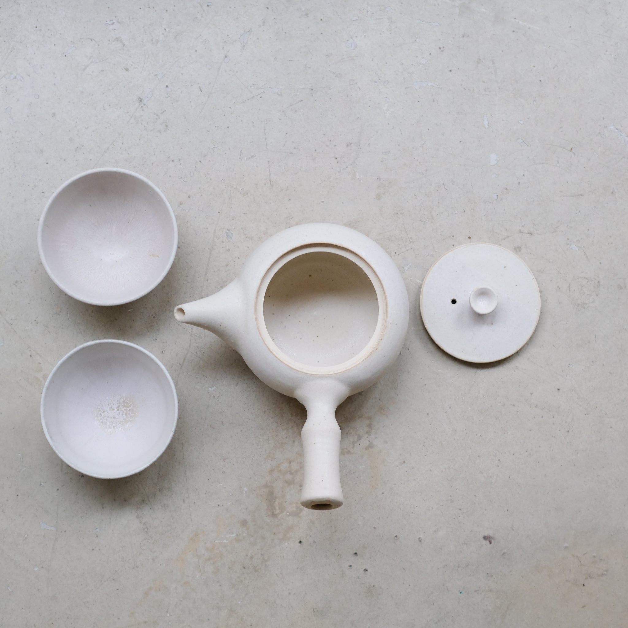 Set Théière(500ml) + 2 tasses(125ml) en grès - blanc beige de Louise Traon chez Brutal Ceramics