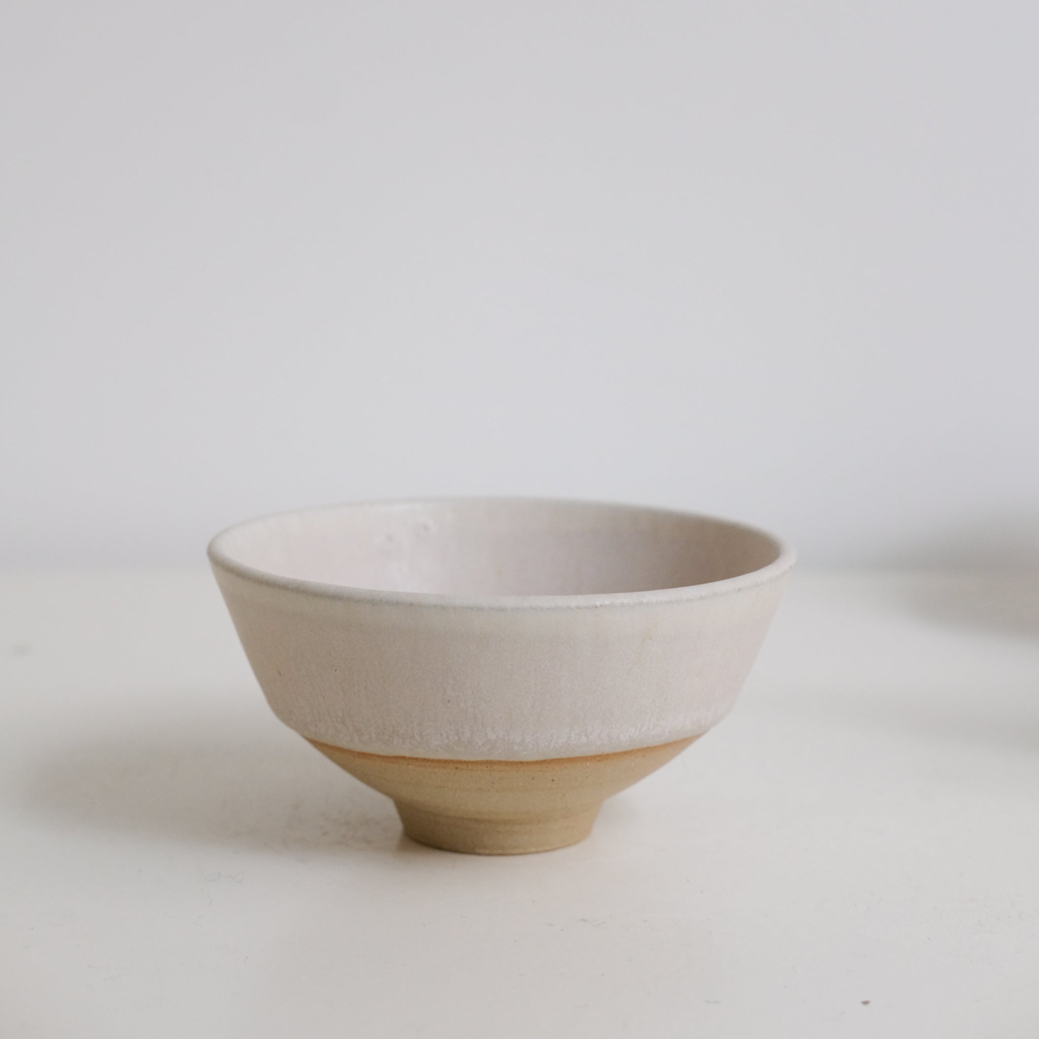 Tasse en grès blanc 125ml - blanc beige de Louise Traon chez Brutal Ceramics