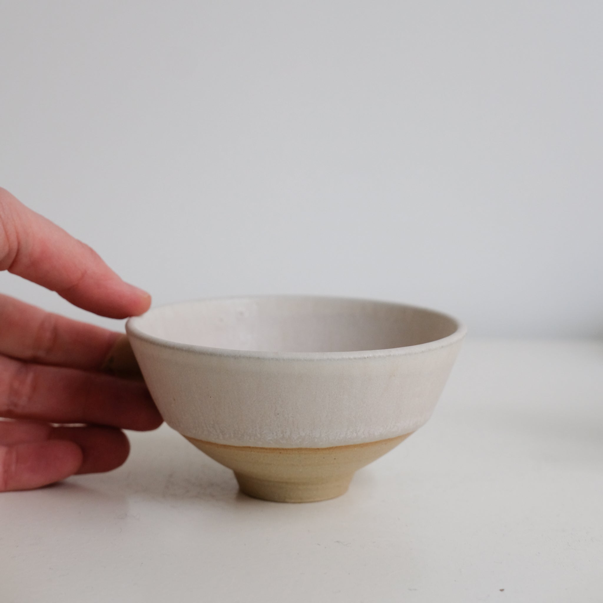 Tasse en grès blanc 125ml - blanc beige de Louise Traon chez Brutal Ceramics