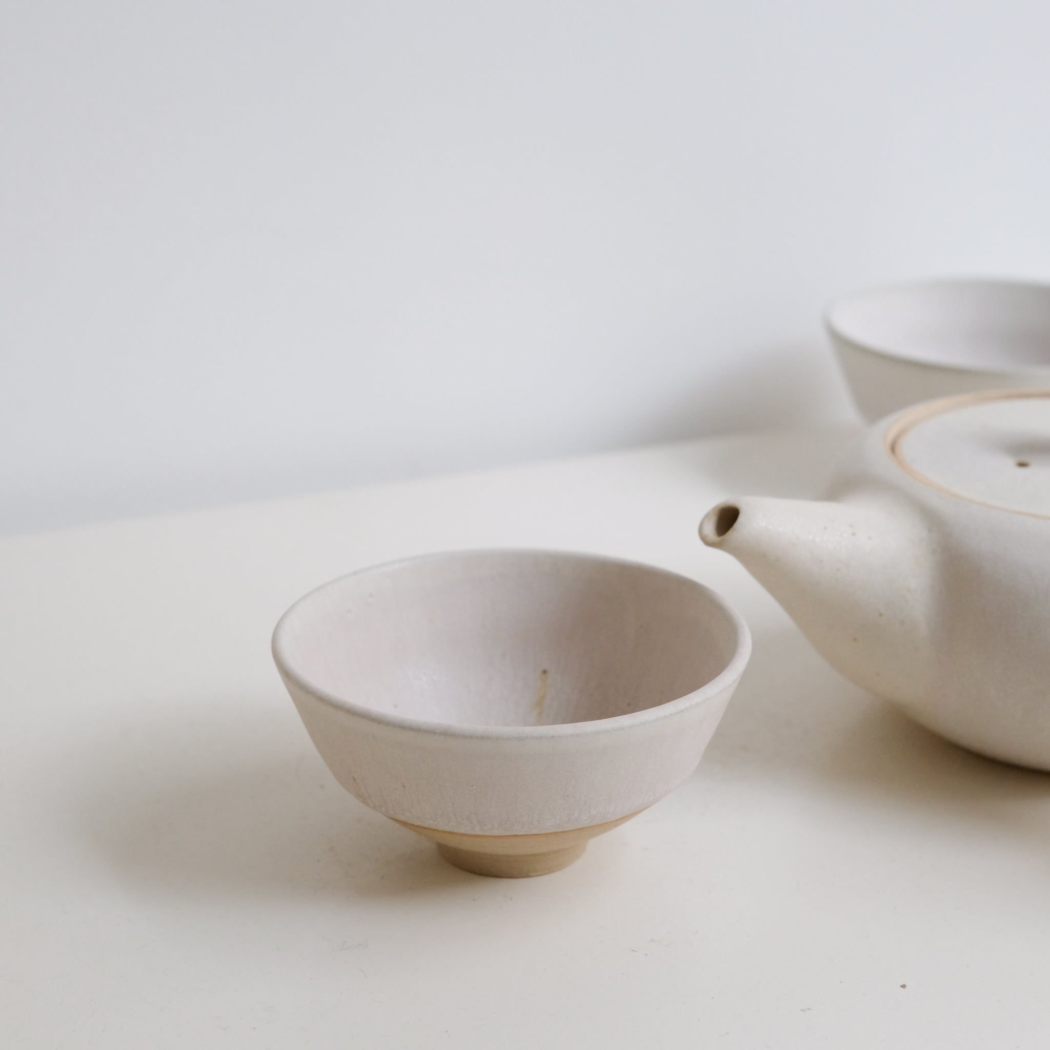 Tasse en grès blanc 125ml - blanc beige de Louise Traon chez Brutal Ceramics