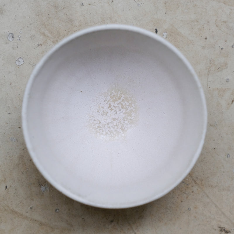 Tasse en grès blanc 125ml - blanc beige de Louise Traon chez Brutal Ceramics