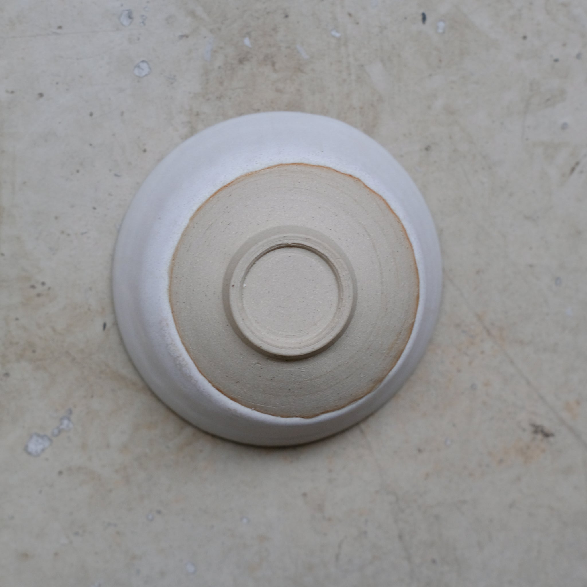 Tasse en grès blanc 125ml - blanc beige de Louise Traon chez Brutal Ceramics
