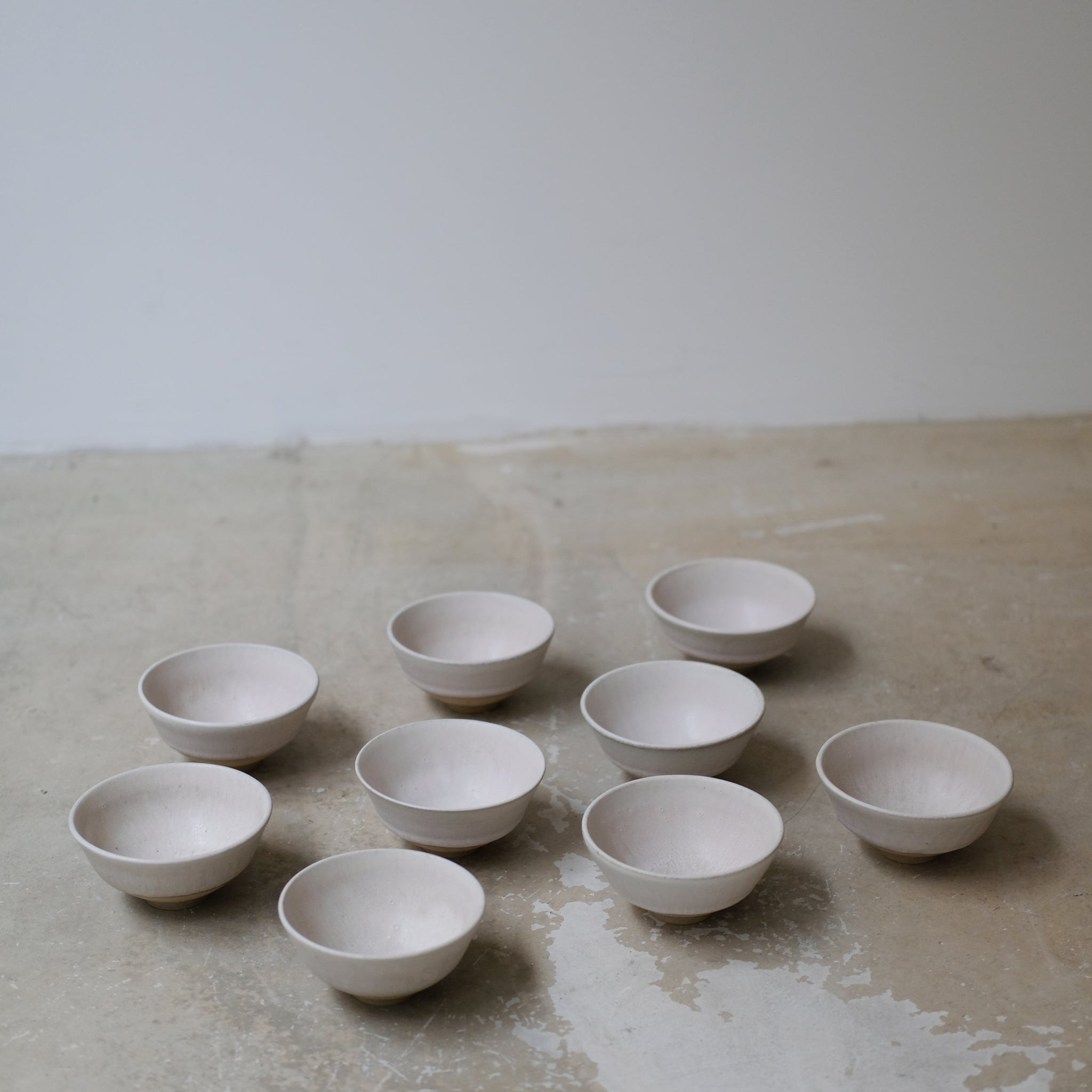 Tasse en grès blanc 125ml - blanc beige de Louise Traon chez Brutal Ceramics
