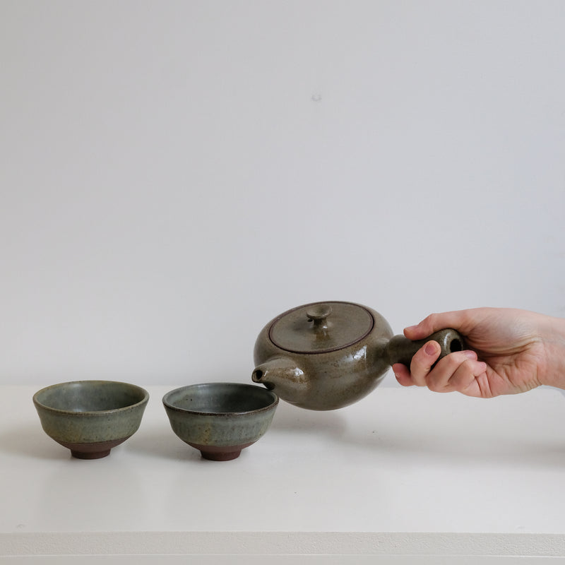 Set Théière(500ml)+2 tasses(125ml) en grès - vert kaki de Louise Traon chez Brutal Ceramics