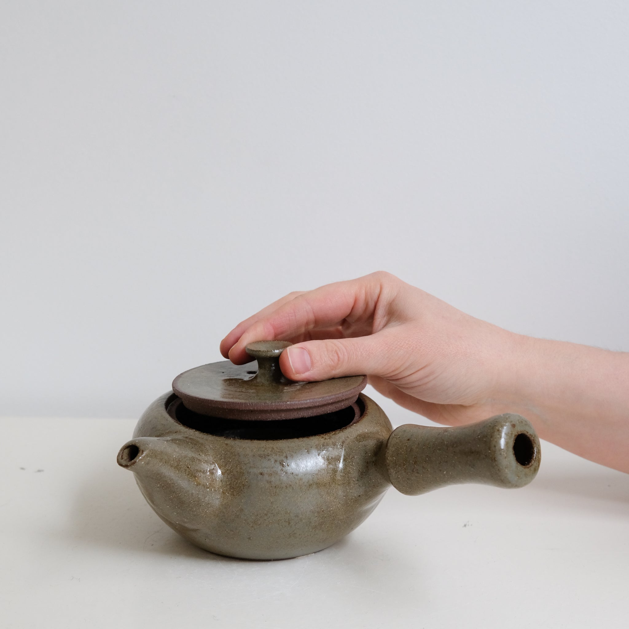 Set Théière(500ml)+2 tasses(125ml) en grès - vert kaki de Louise Traon chez Brutal Ceramics