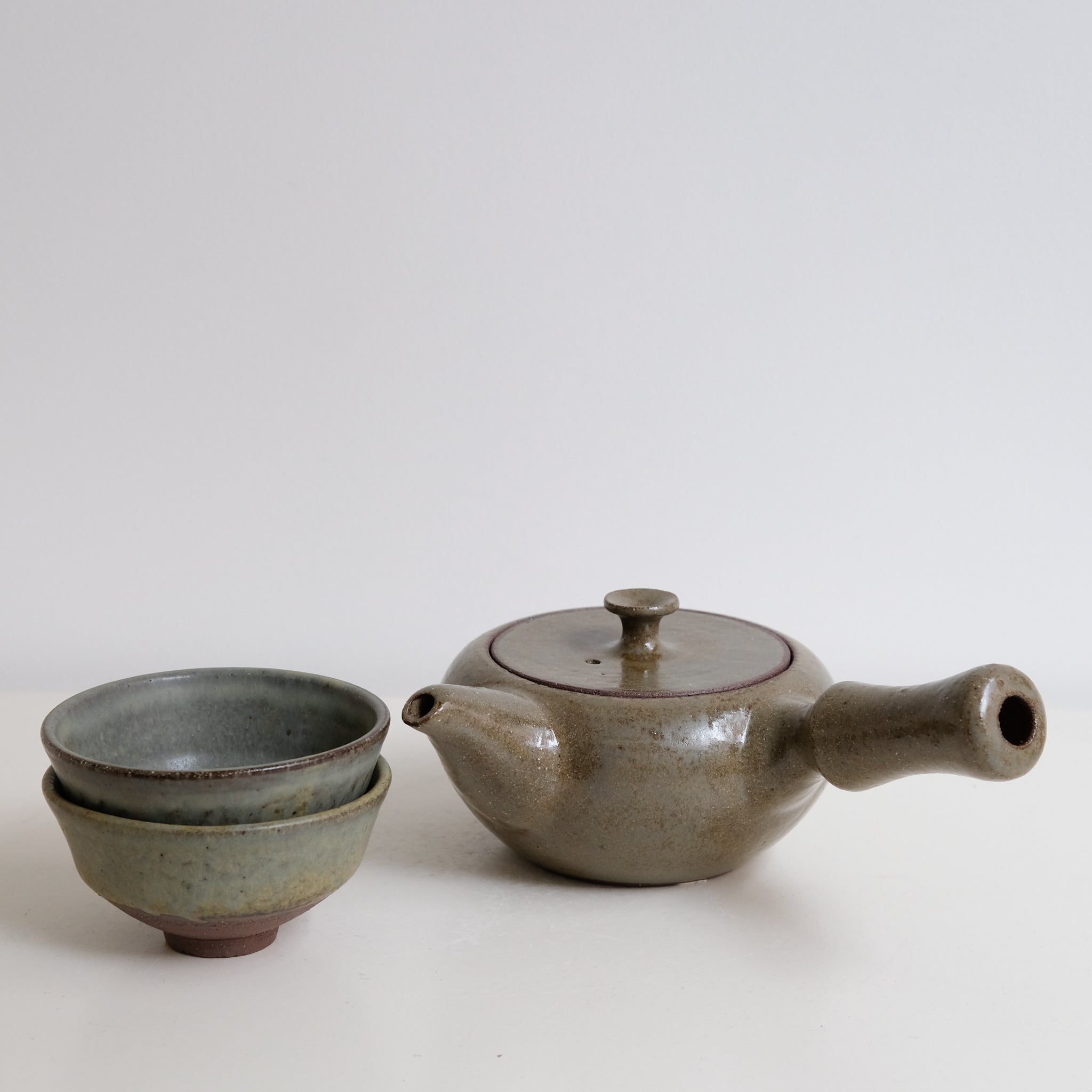 Set Théière(500ml)+2 tasses(125ml) en grès - vert kaki de Louise Traon chez Brutal Ceramics