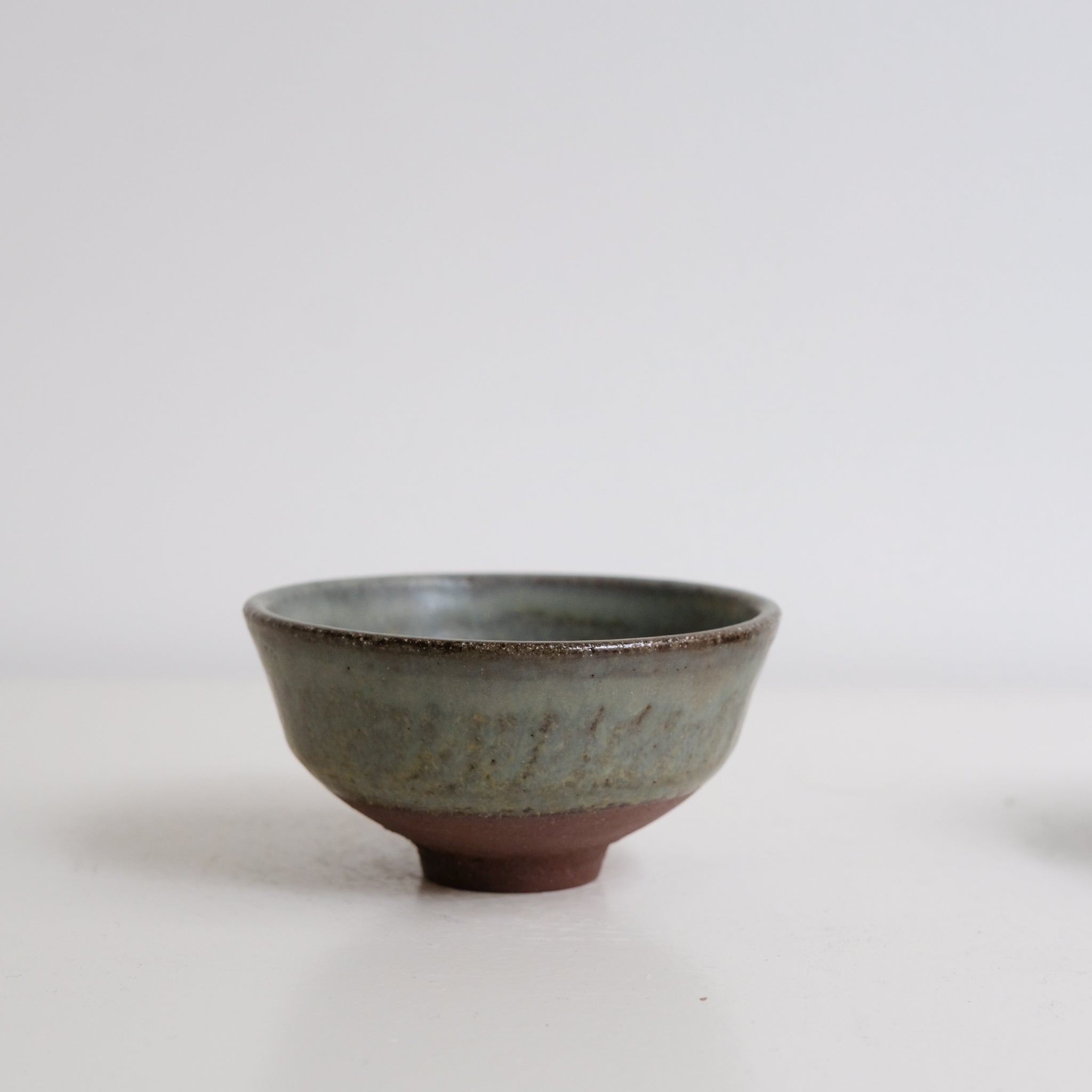 Tasse en grès blanc 125ml - vert kaki de Louise Traon chez Brutal Ceramics