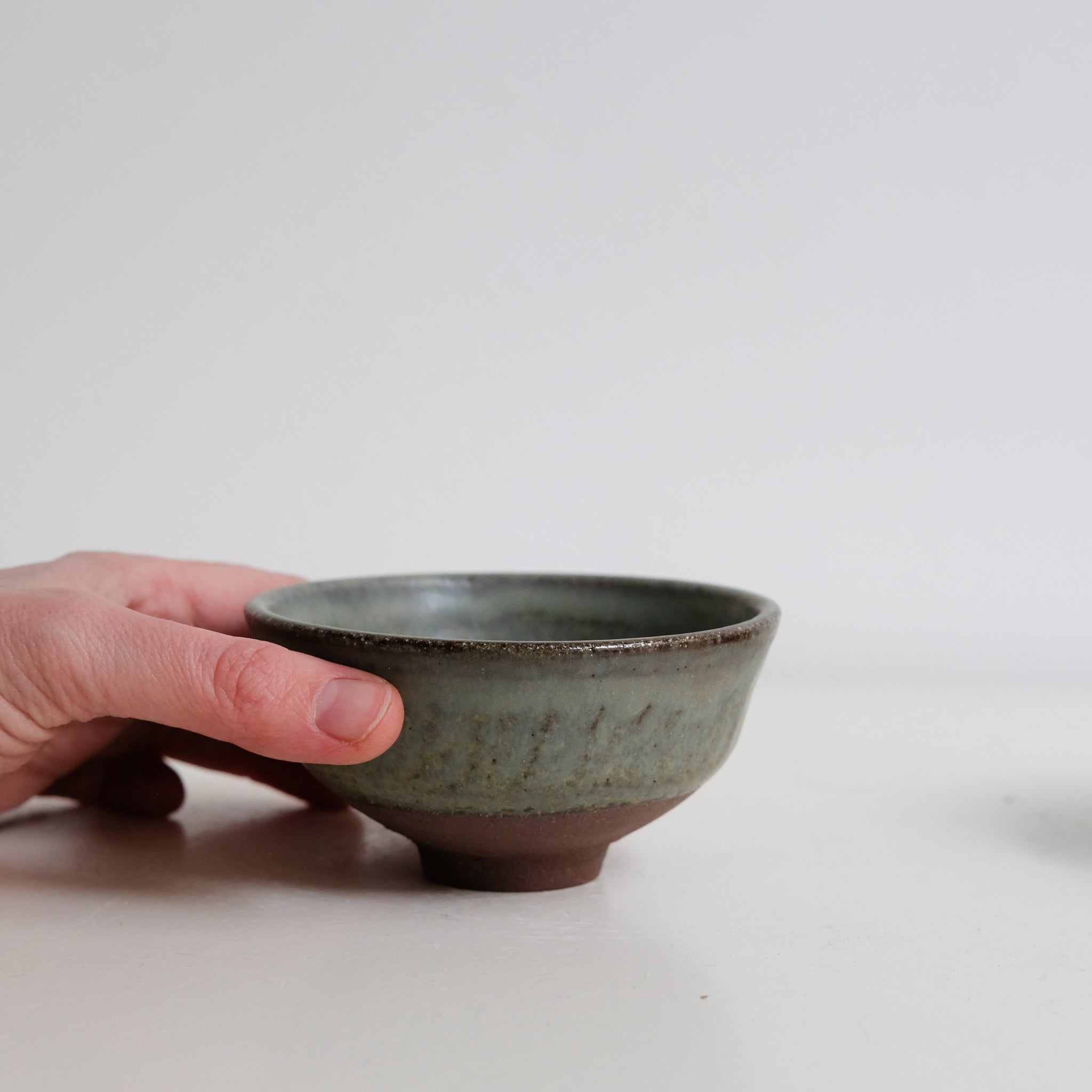 Set Théière(500ml)+2 tasses(125ml) en grès - vert kaki de Louise Traon chez Brutal Ceramics