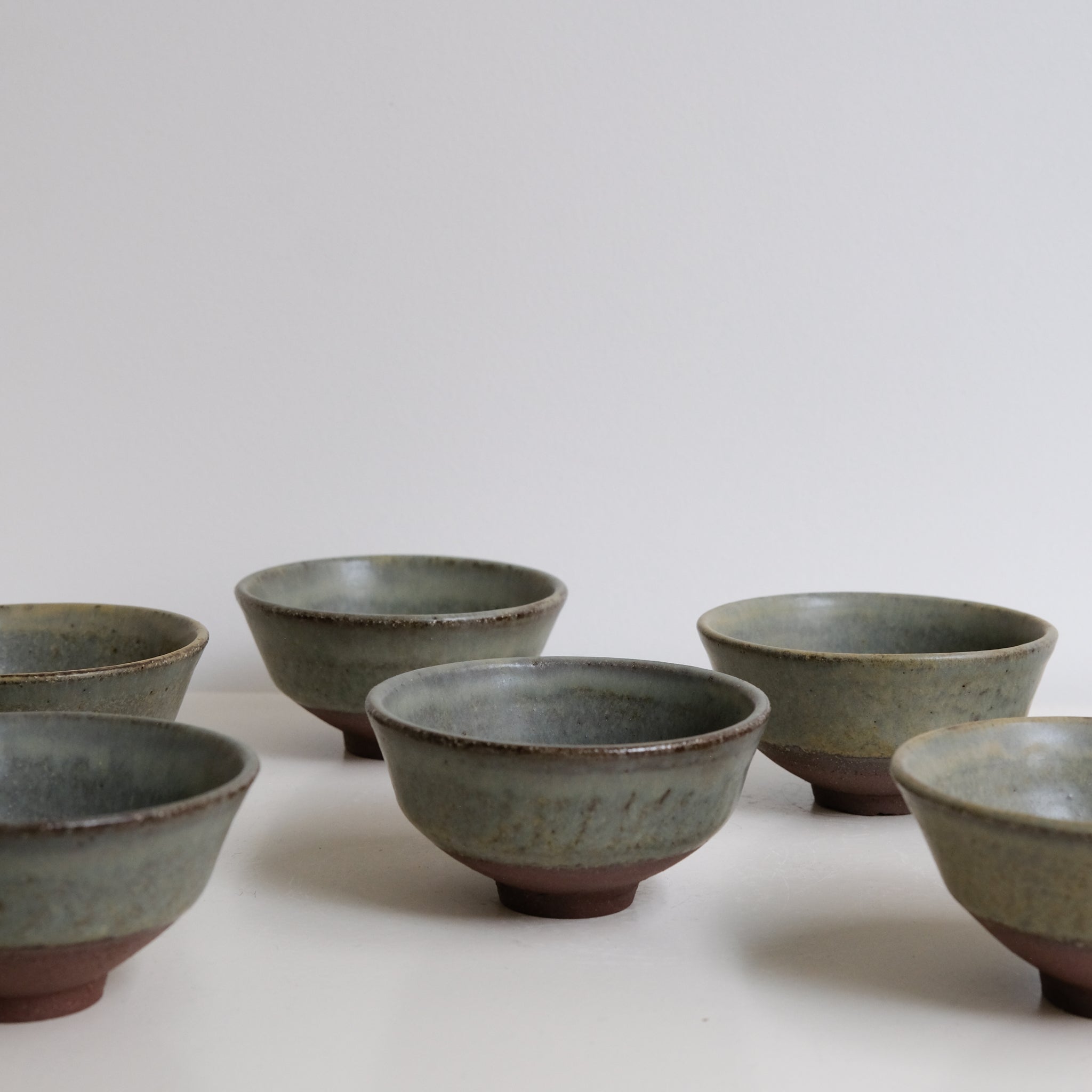 Tasse en grès blanc 125ml - vert kaki de Louise Traon chez Brutal Ceramics