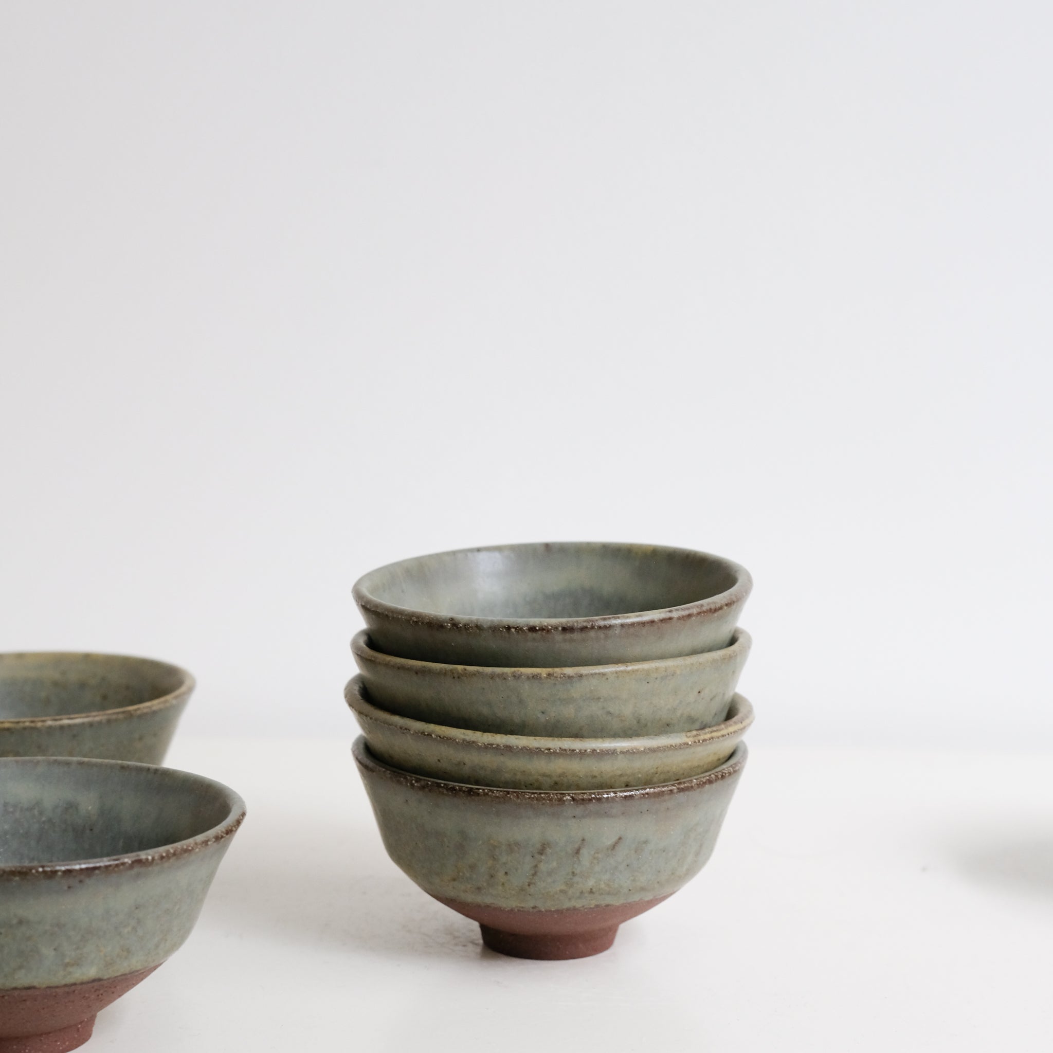 Tasse en grès blanc 125ml - vert kaki de Louise Traon chez Brutal Ceramics