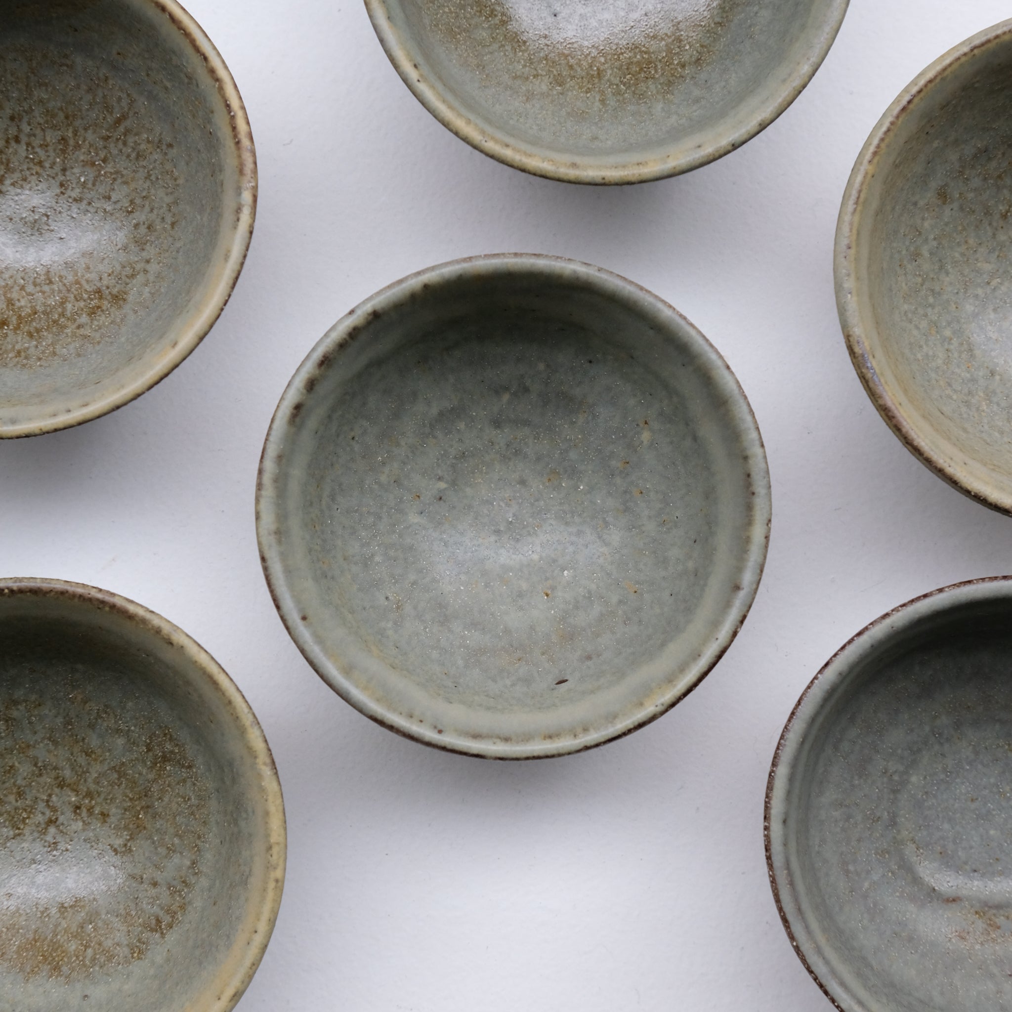 Tasse en grès blanc 125ml - vert kaki de Louise Traon chez Brutal Ceramics