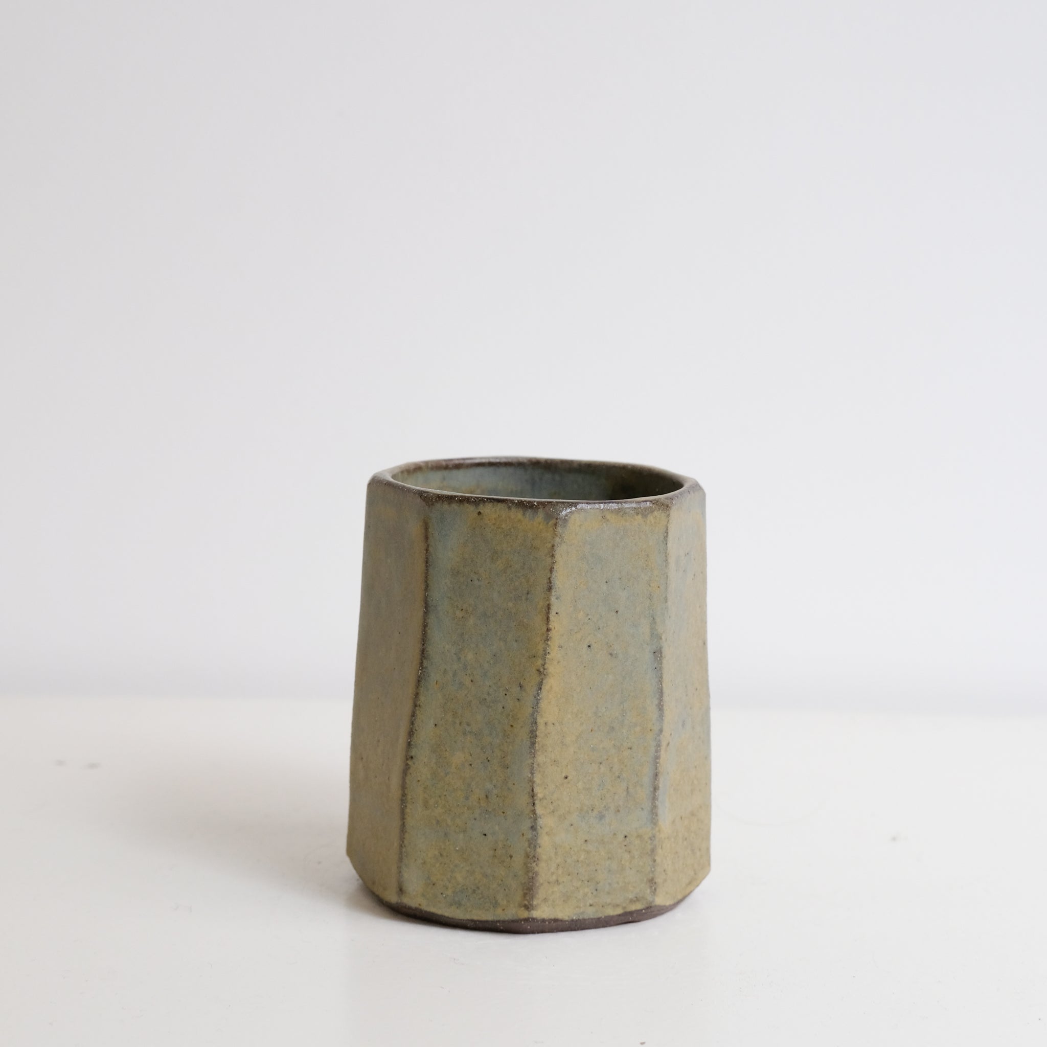 Tasse facettée en grès rouge 400ml - vert kaki de Louise Traon chez Brutal Ceramics