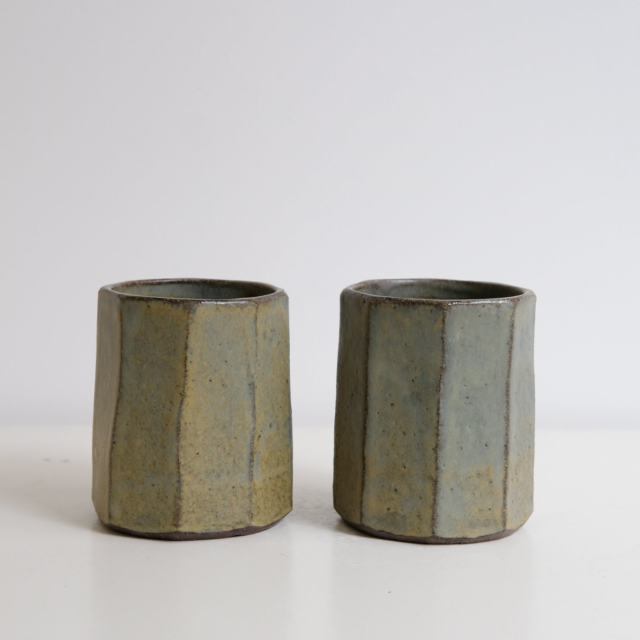 Tasse facettée en grès rouge 400ml - vert kaki de Louise Traon chez Brutal Ceramics