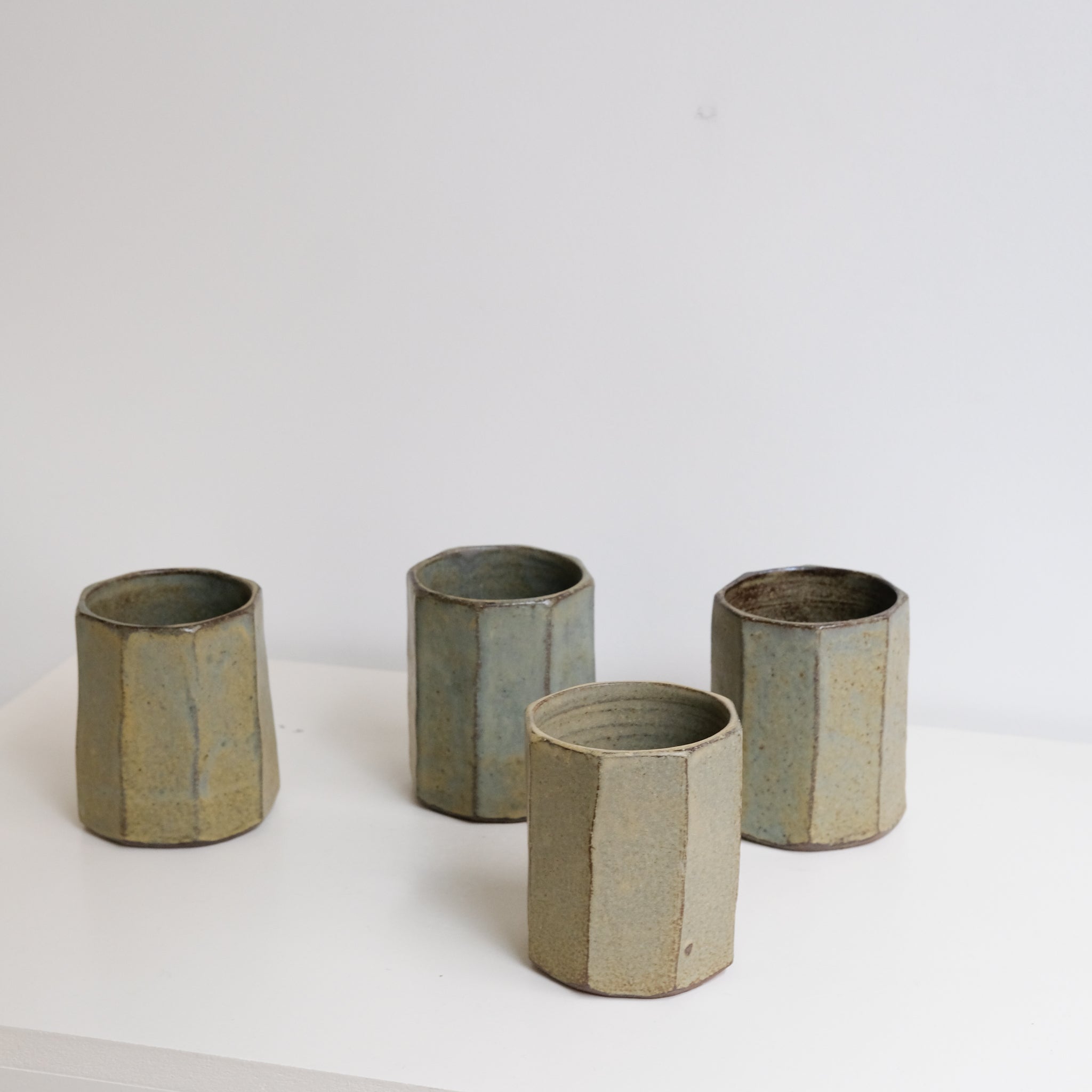 Tasse facettée en grès rouge 400ml - vert kaki de Louise Traon chez Brutal Ceramics