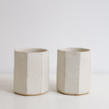 Tasse facettée en grès blanc 400ml - blanc beige de Louise Traon chez Brutal Ceramics