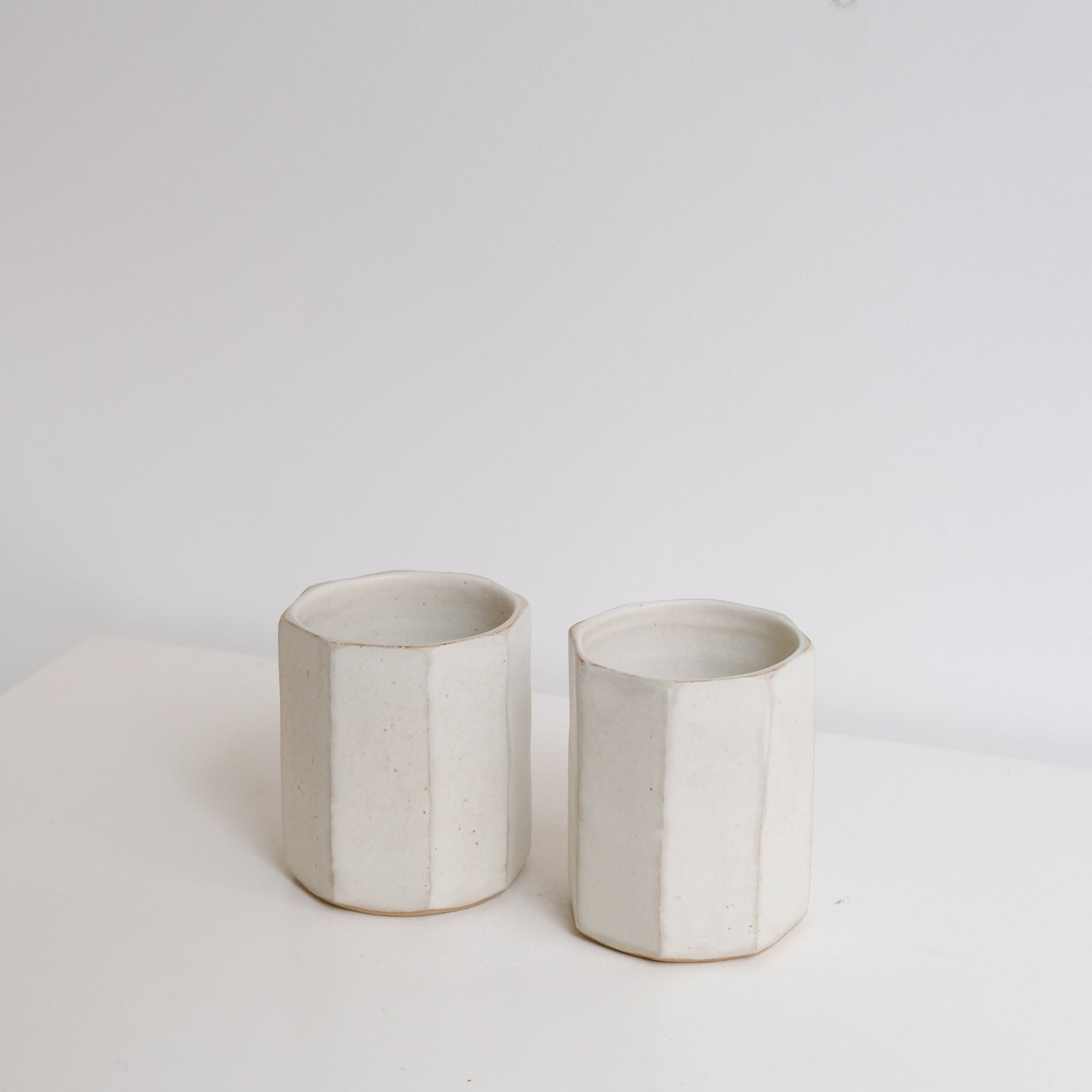 Tasse facettée en grès blanc 400ml - blanc beige de Louise Traon chez Brutal Ceramics