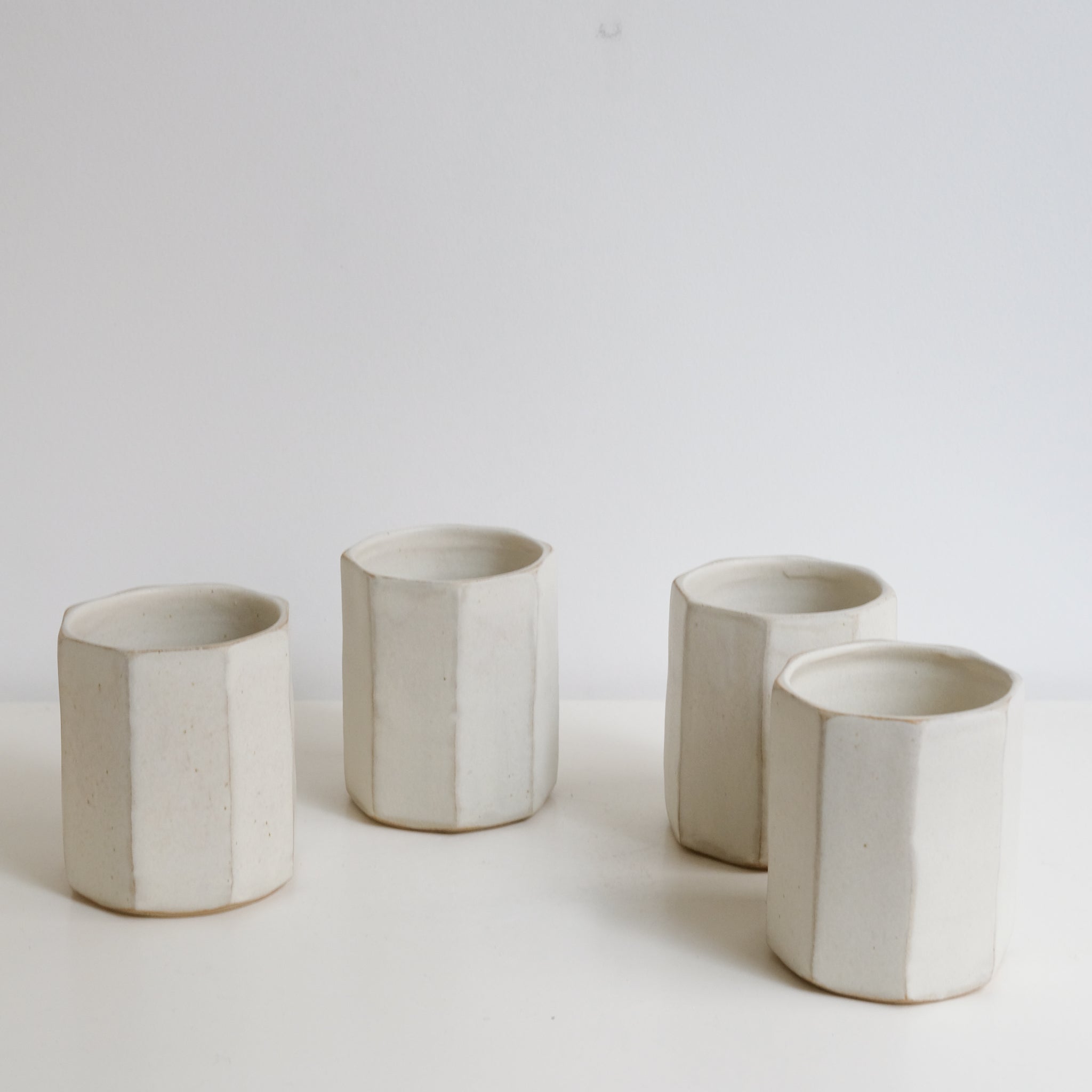 Tasse facettée en grès blanc 400ml - blanc beige de Louise Traon chez Brutal Ceramics