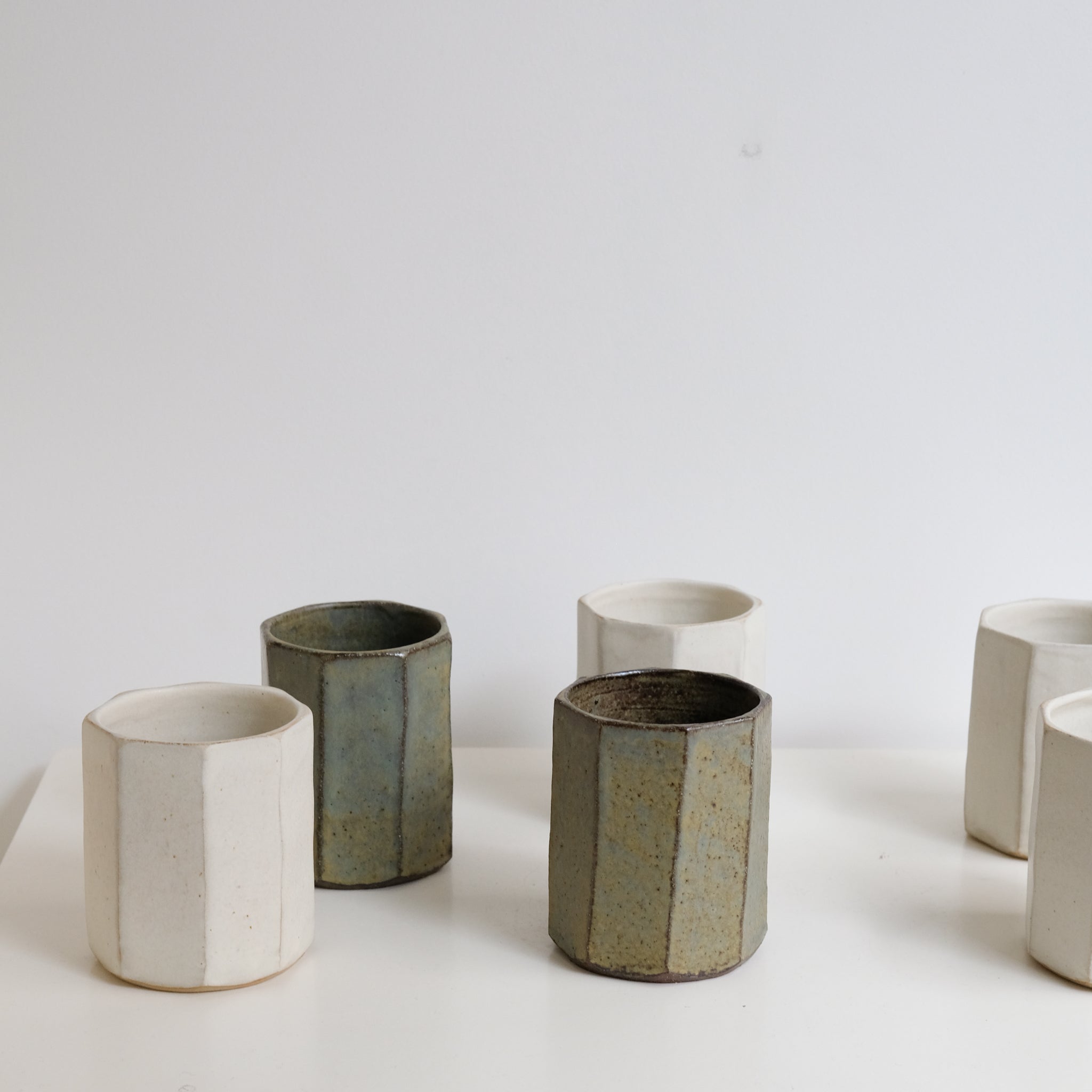 Tasse facettée en grès blanc 400ml - blanc beige de Louise Traon chez Brutal Ceramics