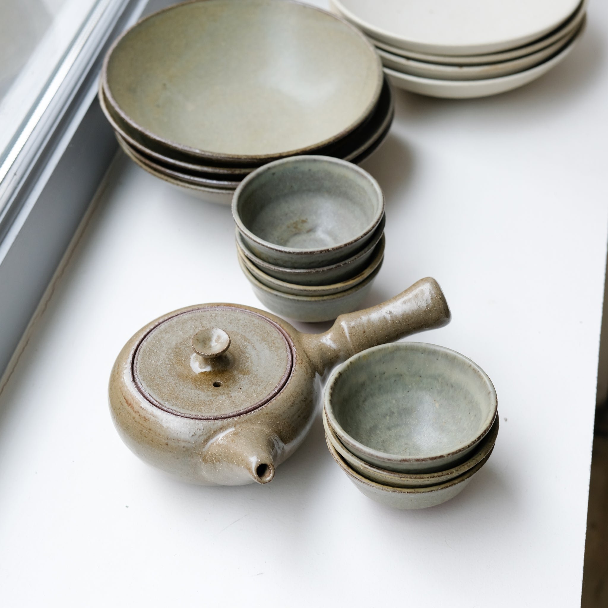 Tasse en grès blanc 125ml - vert kaki de Louise Traon chez Brutal Ceramics
