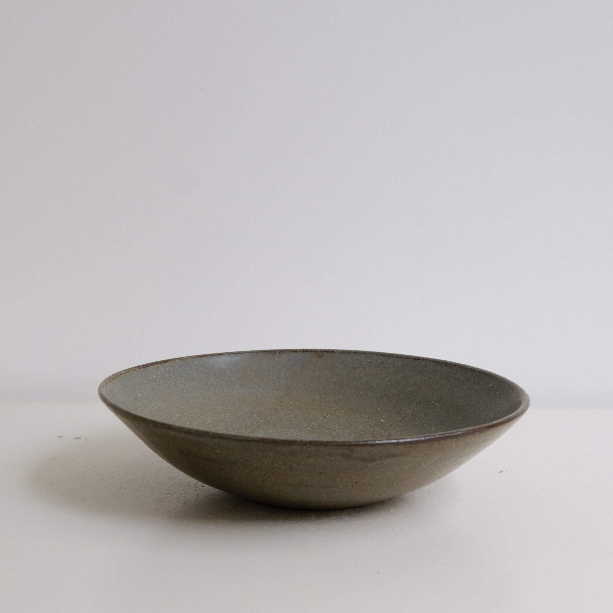 Assiette creuse en grès rouge D 21,5cm- vert kaki de Louise Traon chez Brutal Ceramics