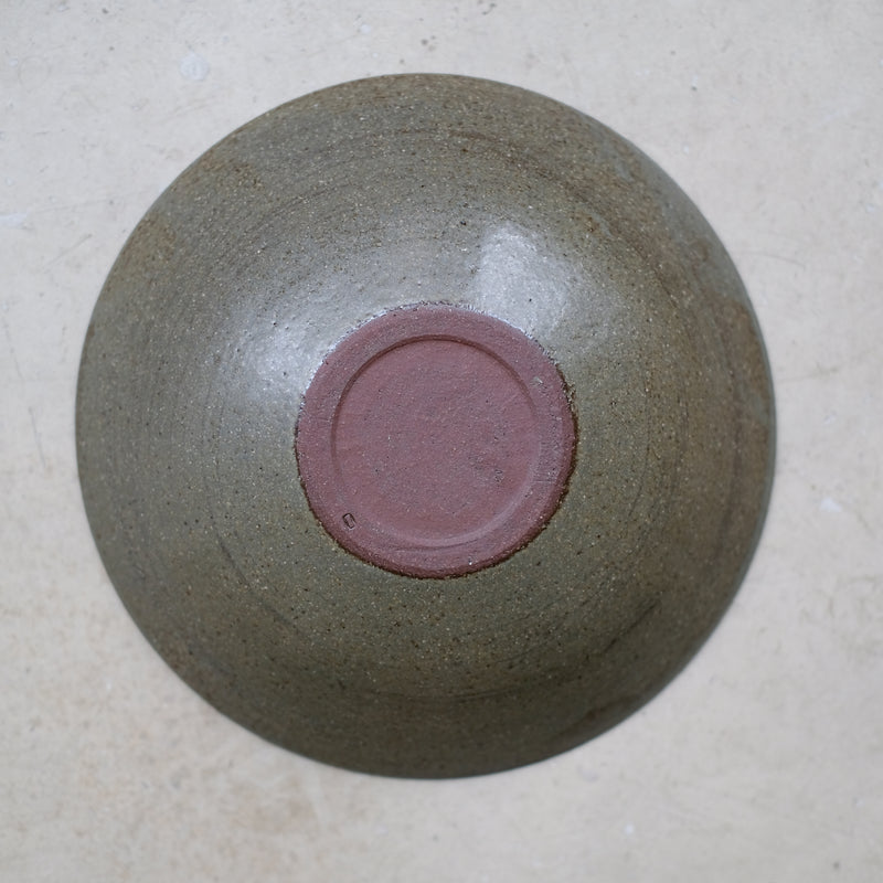 Assiette creuse en grès rouge D 21,5cm- vert kaki de Louise Traon chez Brutal Ceramics