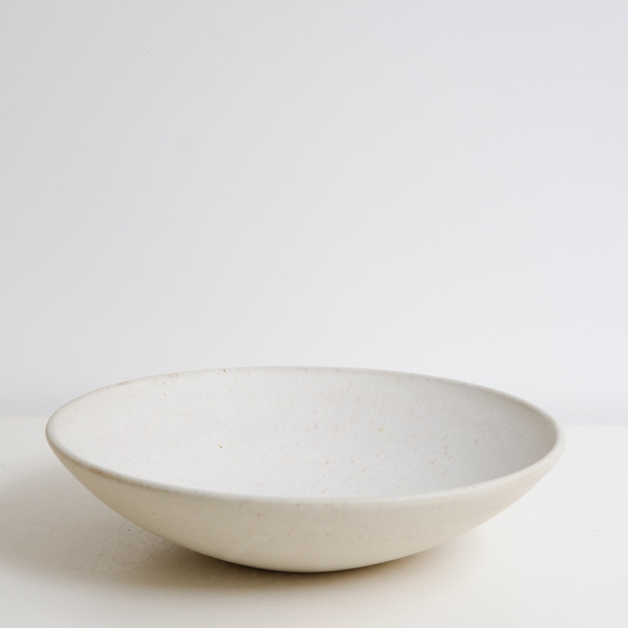 Assiette creuse en grès blanc D 21,5cm- blanc beige de Louise Traon chez Brutal Ceramics