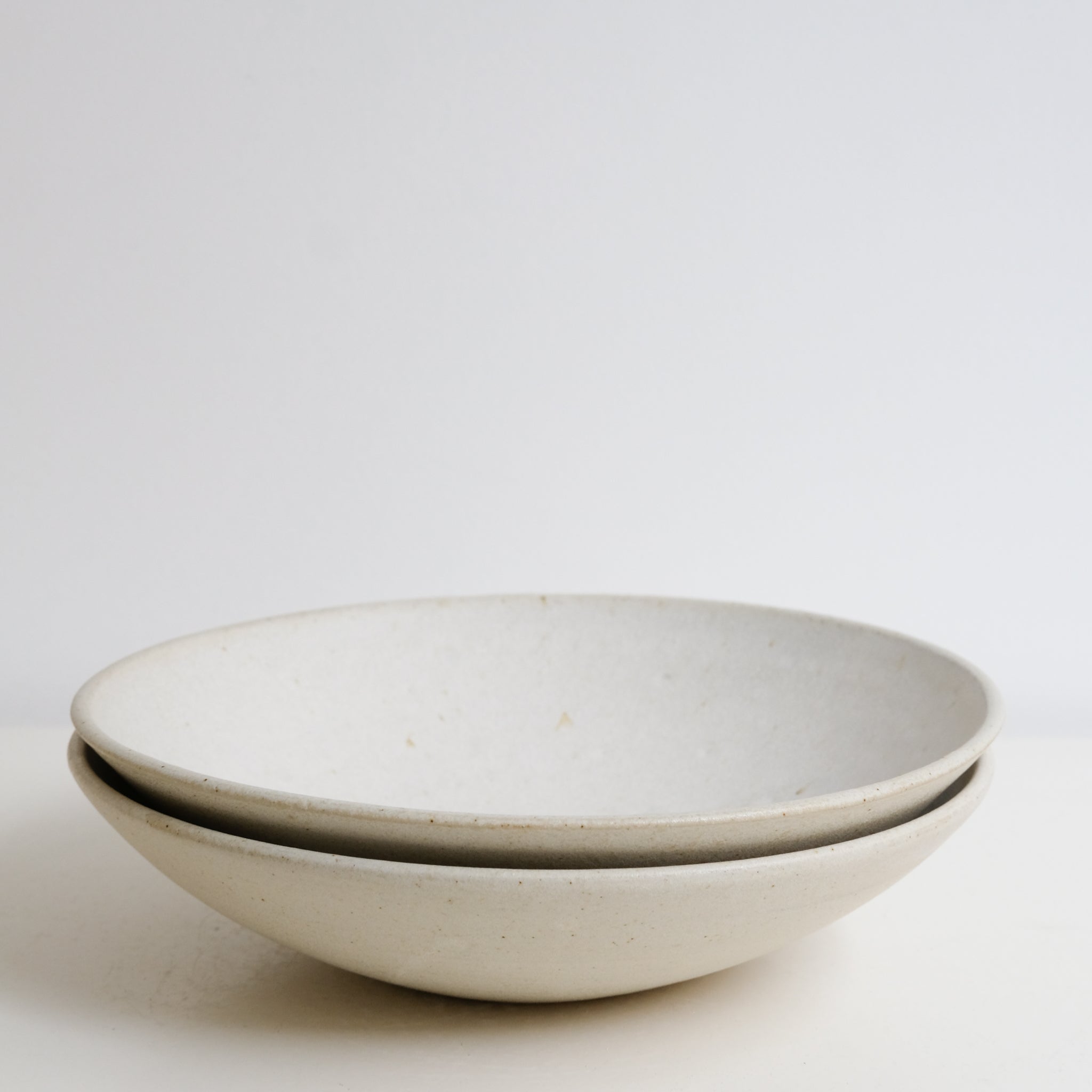 Assiette creuse en grès blanc D 21,5cm- blanc beige de Louise Traon chez Brutal Ceramics