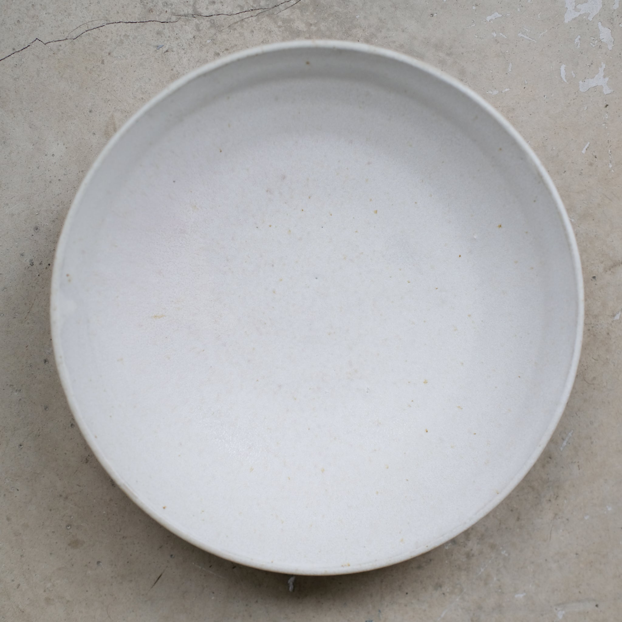 Assiette creuse en grès blanc D 21,5cm- blanc beige de Louise Traon chez Brutal Ceramics