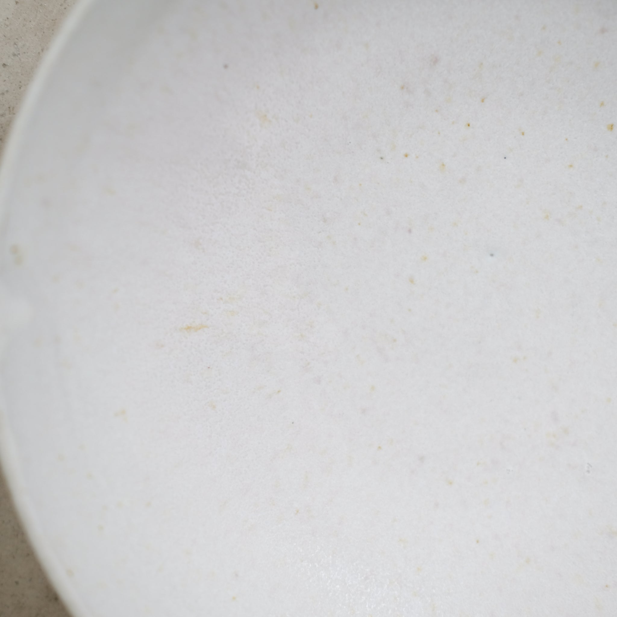 Assiette creuse en grès blanc D 21,5cm- blanc beige de Louise Traon chez Brutal Ceramics