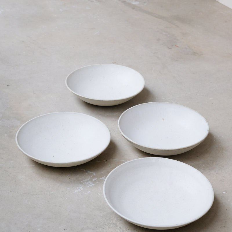Assiette creuse en grès blanc D 21,5cm- blanc beige de Louise Traon chez Brutal Ceramics