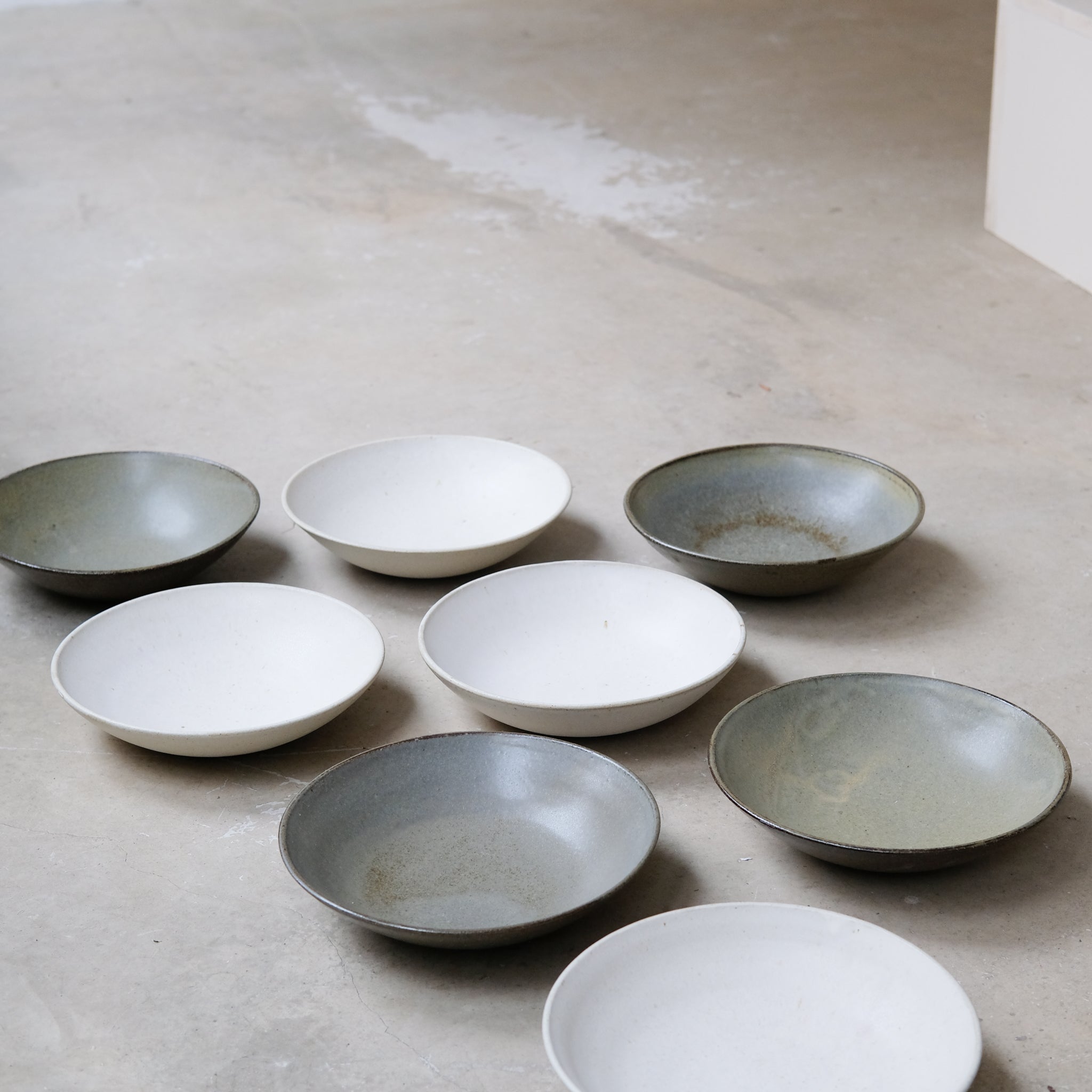 Assiette creuse en grès blanc D 21,5cm- blanc beige de Louise Traon chez Brutal Ceramics