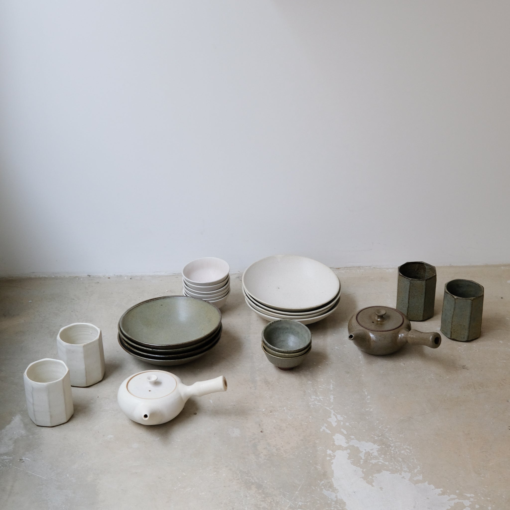 Tasse facettée en grès blanc 400ml - blanc beige de Louise Traon chez Brutal Ceramics