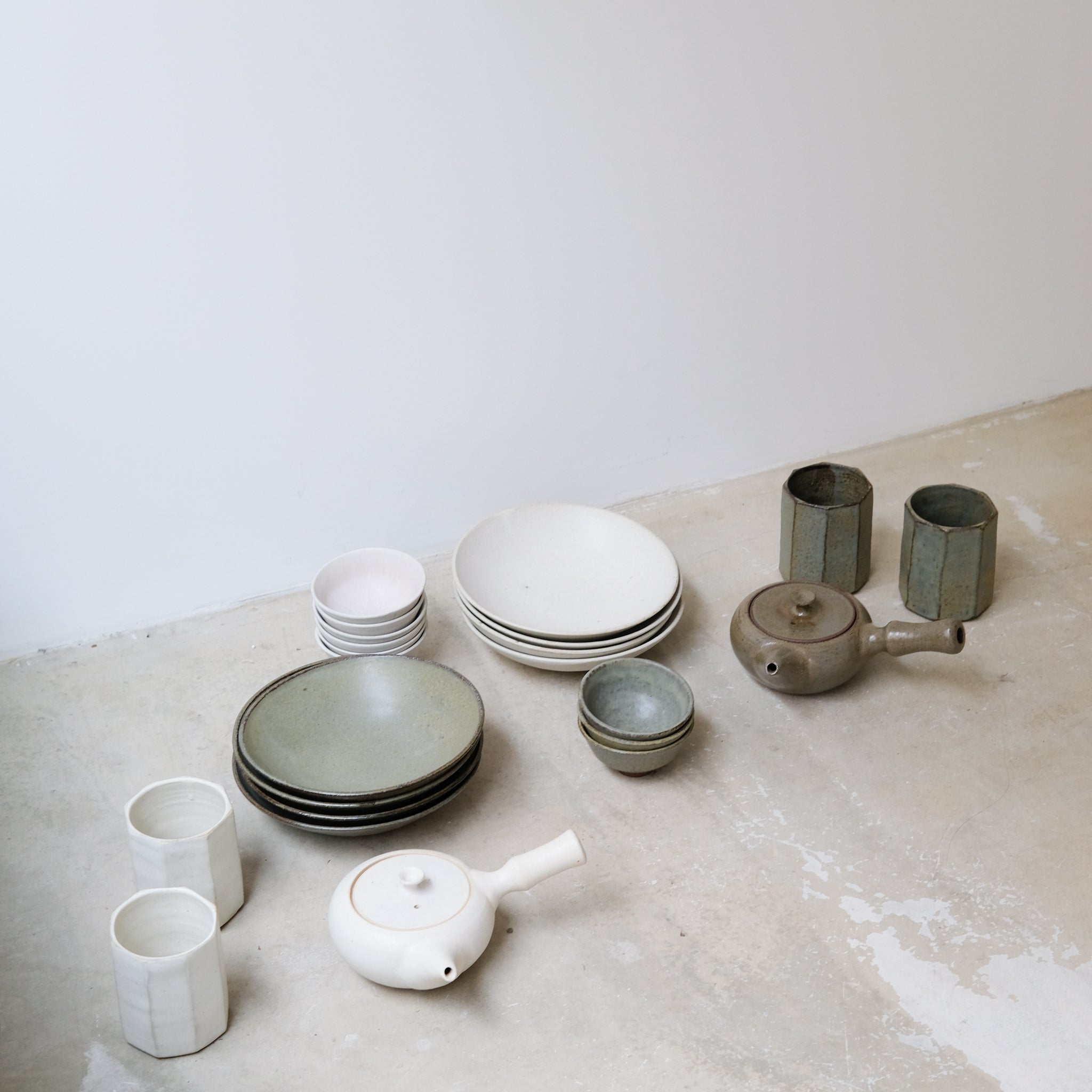 Assiette creuse en grès blanc D 21,5cm- blanc beige de Louise Traon chez Brutal Ceramics