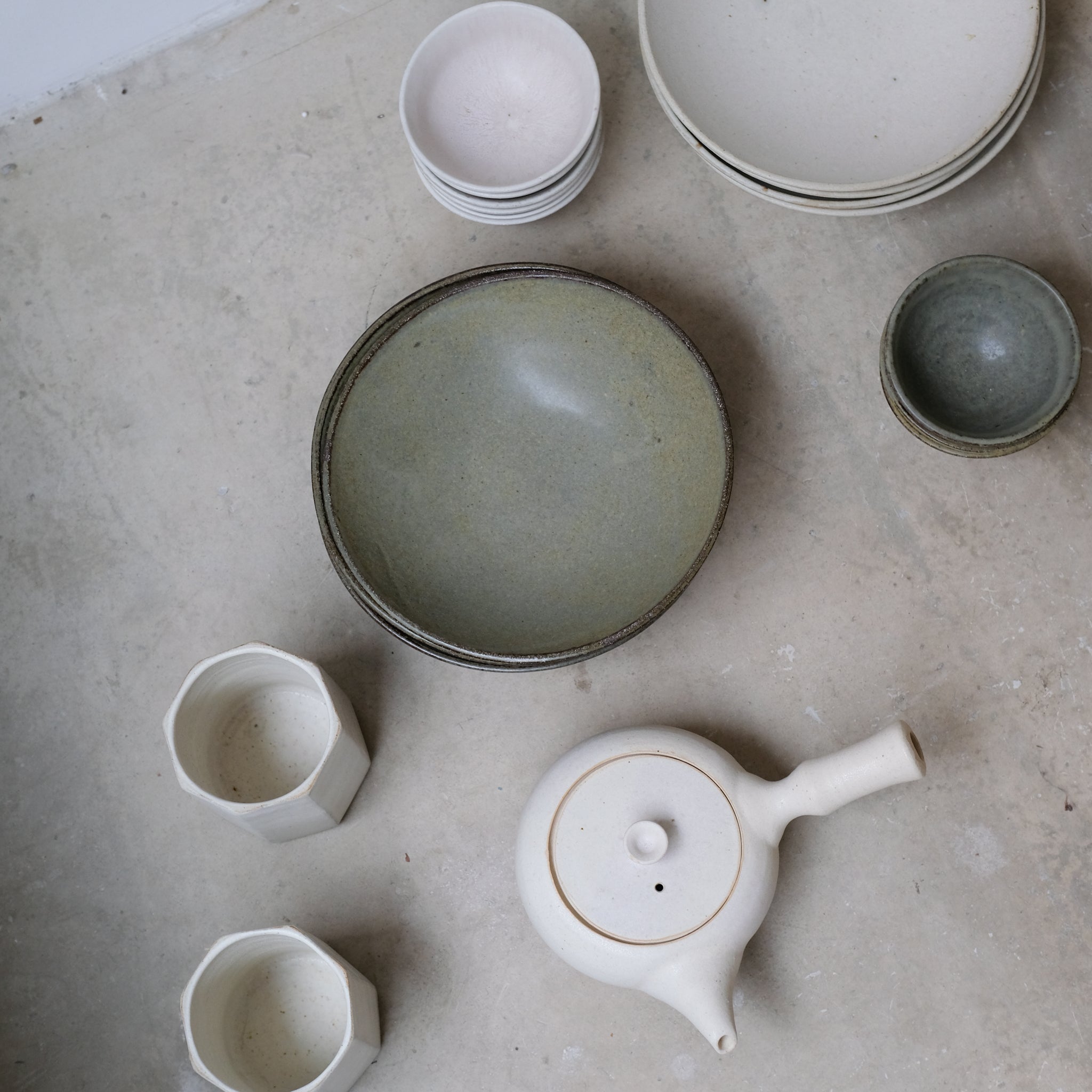 Assiette creuse en grès rouge D 21,5cm- vert kaki de Louise Traon chez Brutal Ceramics