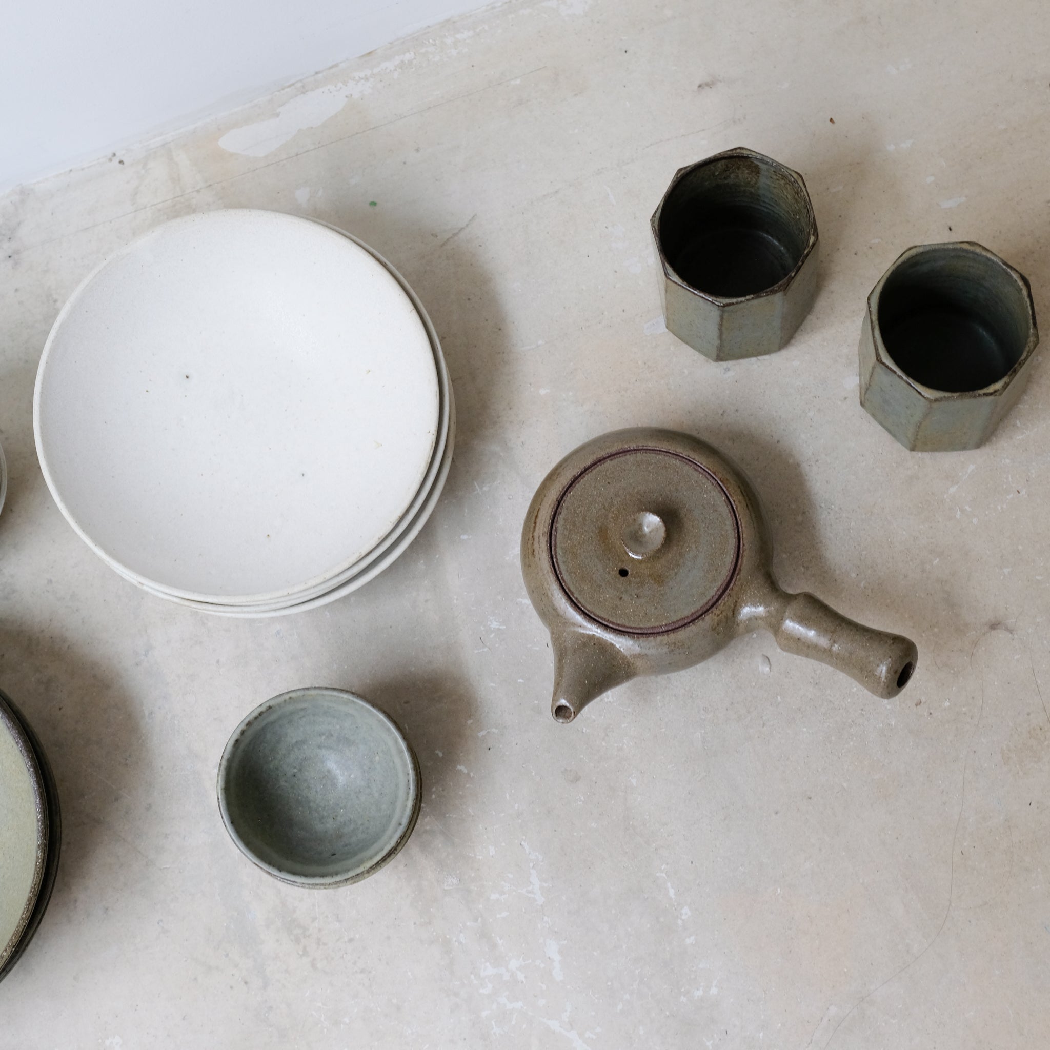 Assiette creuse en grès blanc D 21,5cm- blanc beige de Louise Traon chez Brutal Ceramics