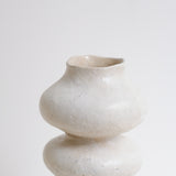 Vase en grès blanc "Layla 3" - H 24cm  de Lucia Mondadori chez Brutal Ceramics