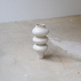 Vase en grès blanc "Layla 3" - H 24cm  de Lucia Mondadori chez Brutal Ceramics
