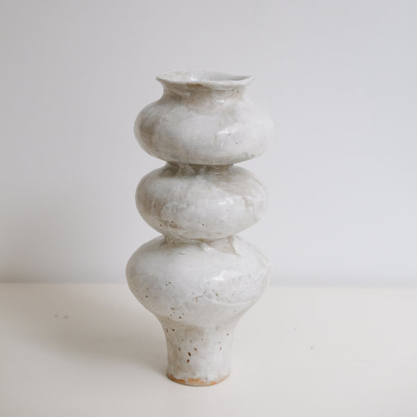 Vase en grès blanc "Layla 3" - H 26cm  de Lucia Mondadori chez Brutal Ceramics