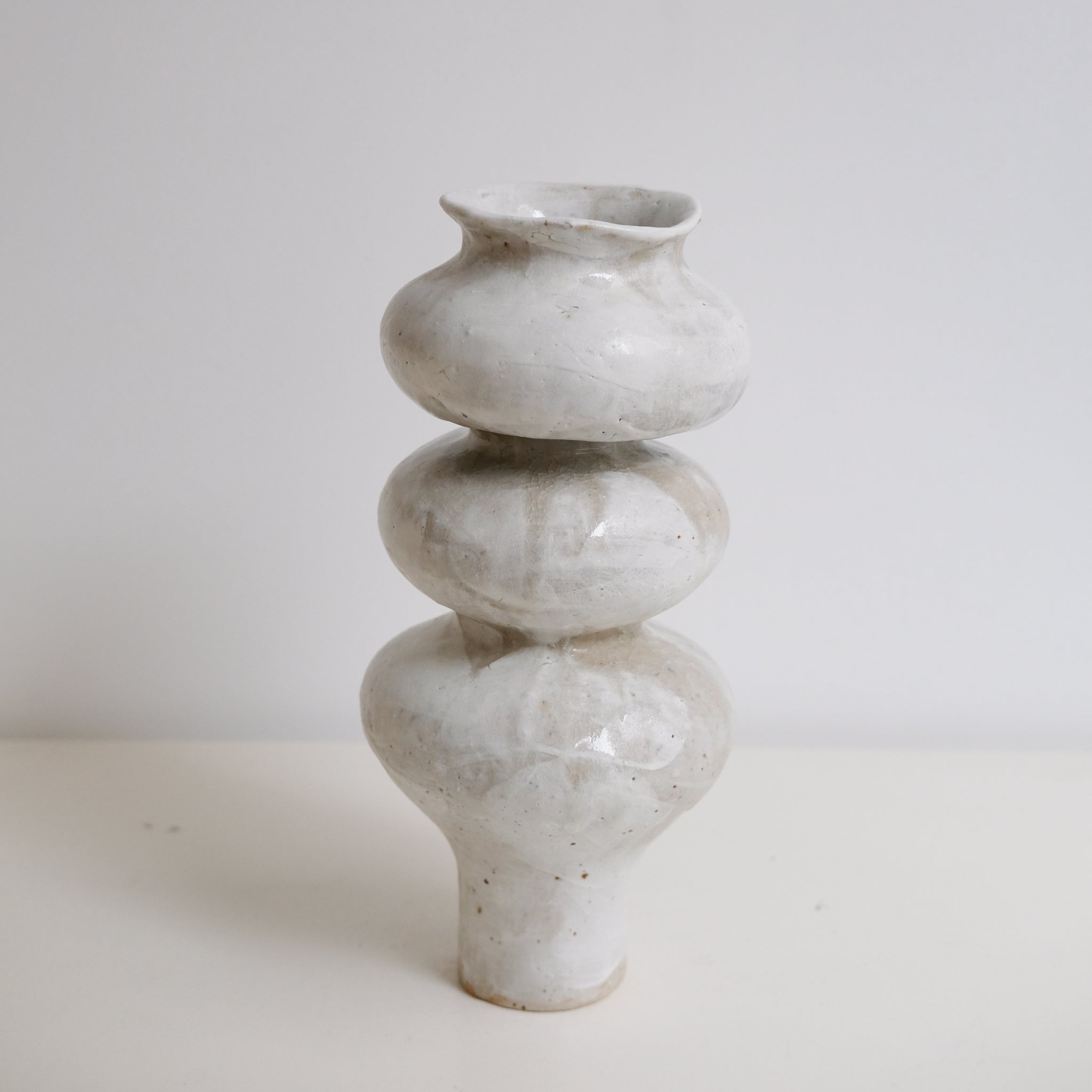 Vase en grès blanc "Layla 3" - H 26cm  de Lucia Mondadori chez Brutal Ceramics