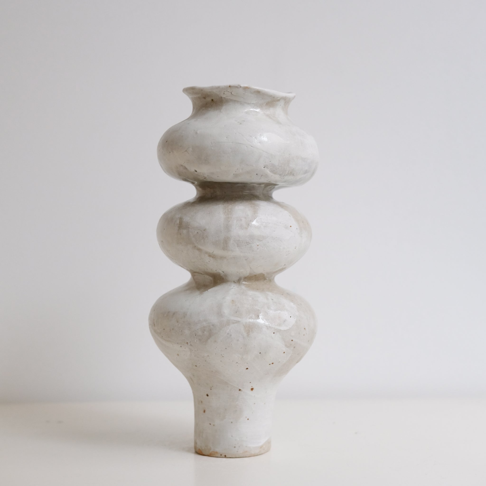 Vase en grès blanc "Layla 3" - H 26cm  de Lucia Mondadori chez Brutal Ceramics