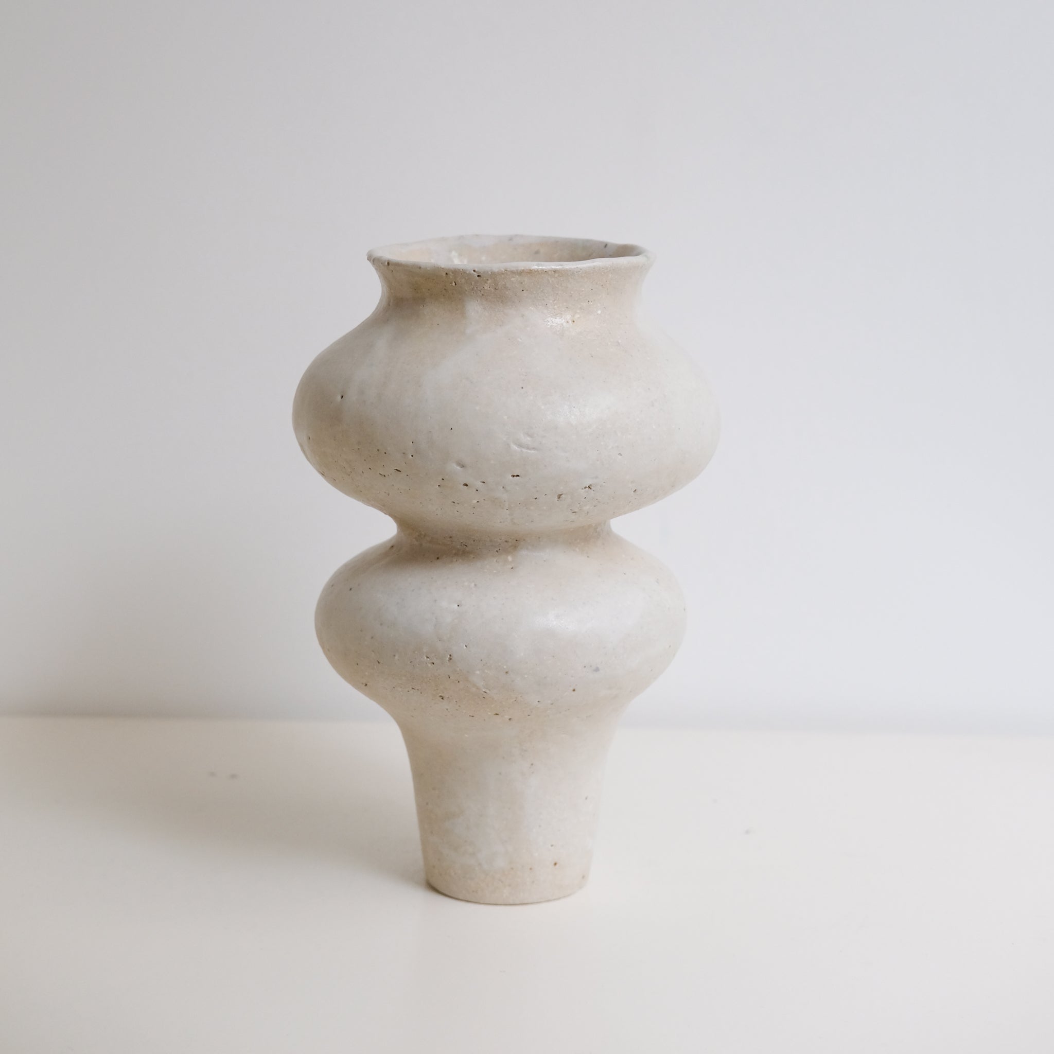 Vase en grès blanc "Layla 2" - H 26cm  de Lucia Mondadori chez Brutal Ceramics