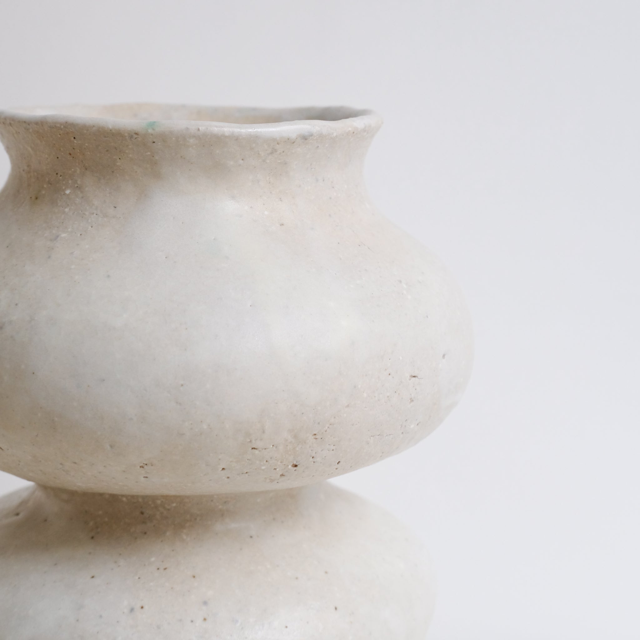 Vase en grès blanc "Layla 2" - H 26cm  de Lucia Mondadori chez Brutal Ceramics