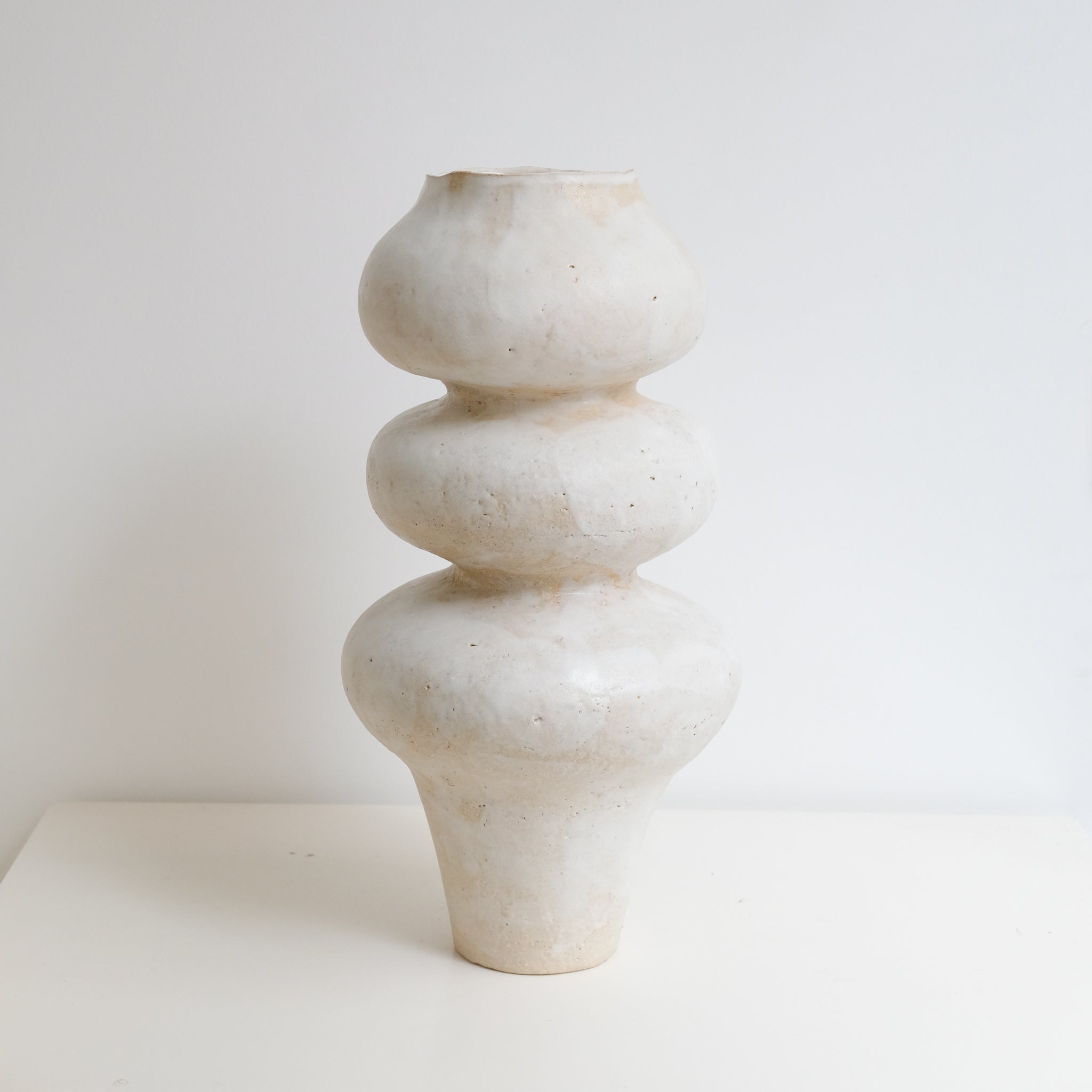 Vase en grès blanc "Layla 3" - H 40cm  de Lucia Mondadori chez Brutal Ceramics