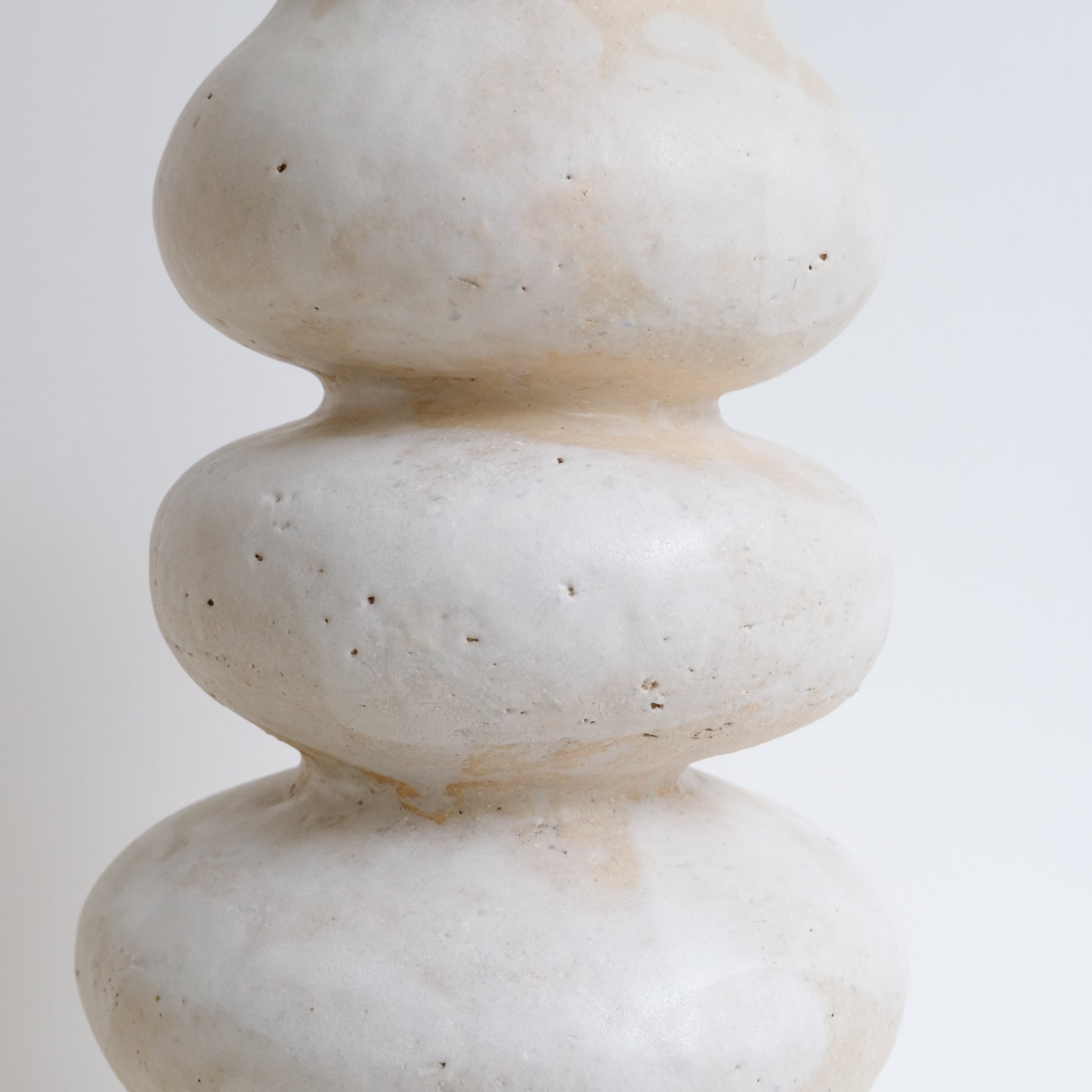 Vase en grès blanc "Layla 3" - H 40cm  de Lucia Mondadori chez Brutal Ceramics