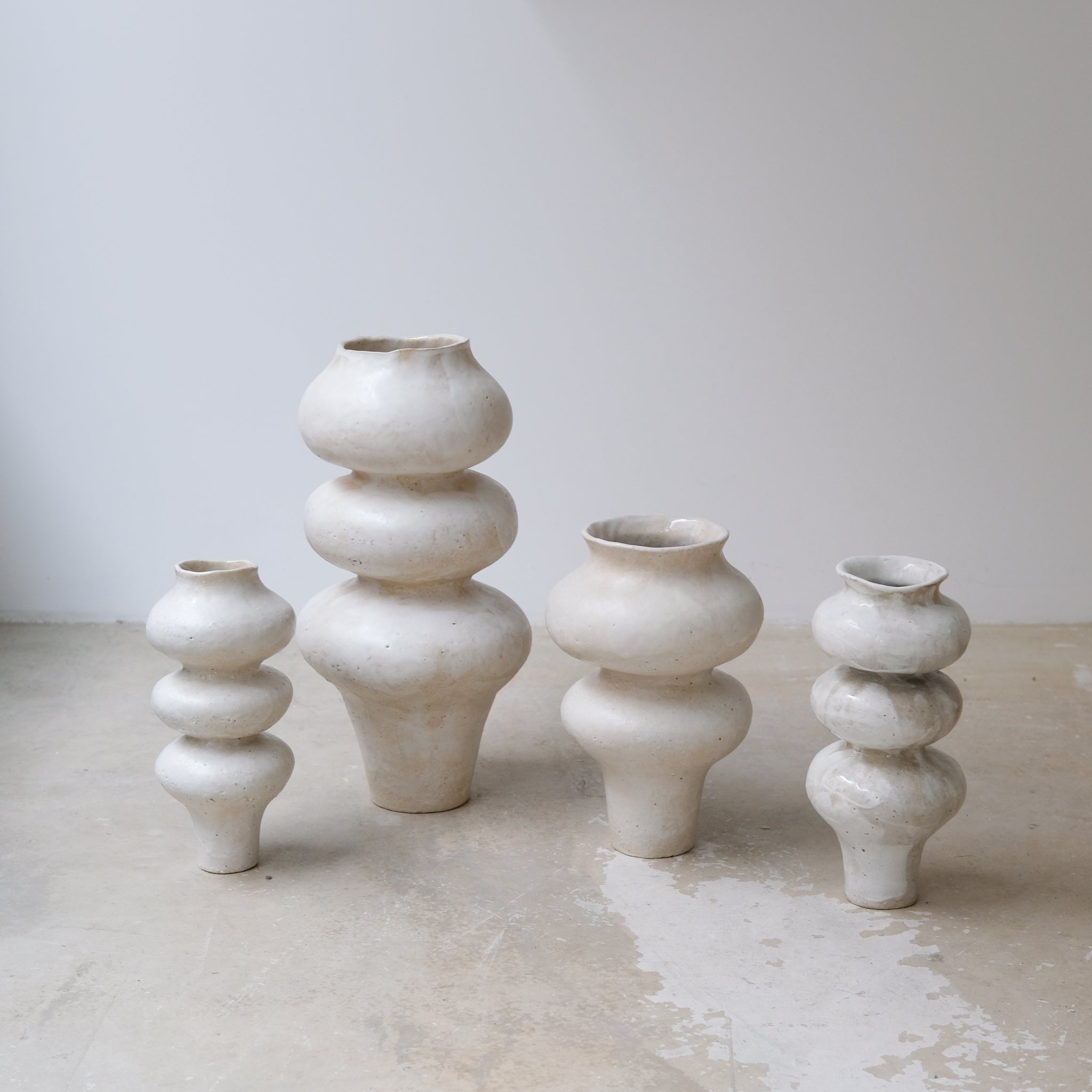 Vase en grès blanc "Layla 3" - H 40cm  de Lucia Mondadori chez Brutal Ceramics