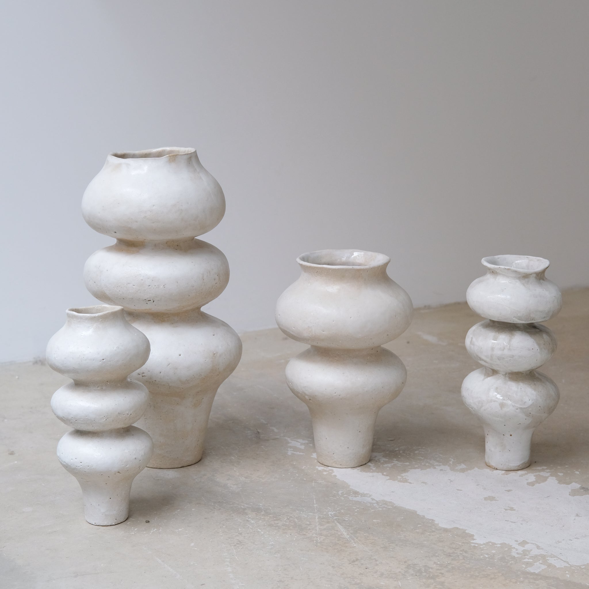 Vase en grès blanc "Layla 3" - H 26cm  de Lucia Mondadori chez Brutal Ceramics