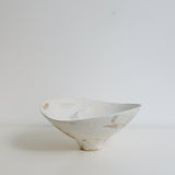 Bol 07 en grès D 24cm - Blanc et brun de Motoko Saigo chez Brutal Ceramics